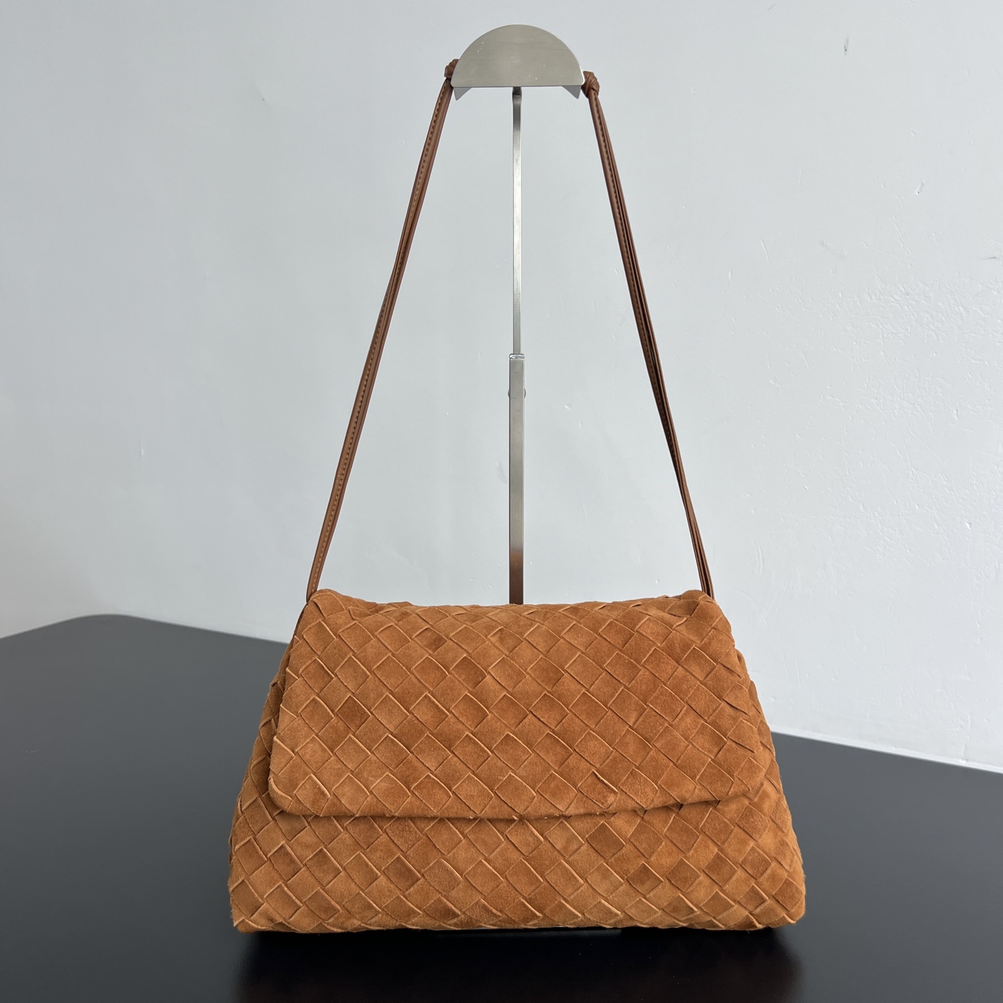  BV新品 麂皮Dustbag  857657   被大家问爆的麂皮垃圾袋来啦 翻盖设计不仅增加了视觉层次感 整体还显的精致而不厚重 包身选用柔软麂皮材质 摸起来软乎乎糯叽叽的 透露着低调雾面高级感 翻盖+抽绳开合方式 整体更加有立体感和安全性 无论是作为单肩包还是斜挎包使用 都能展现出优雅的气质 尺寸 33x19x8