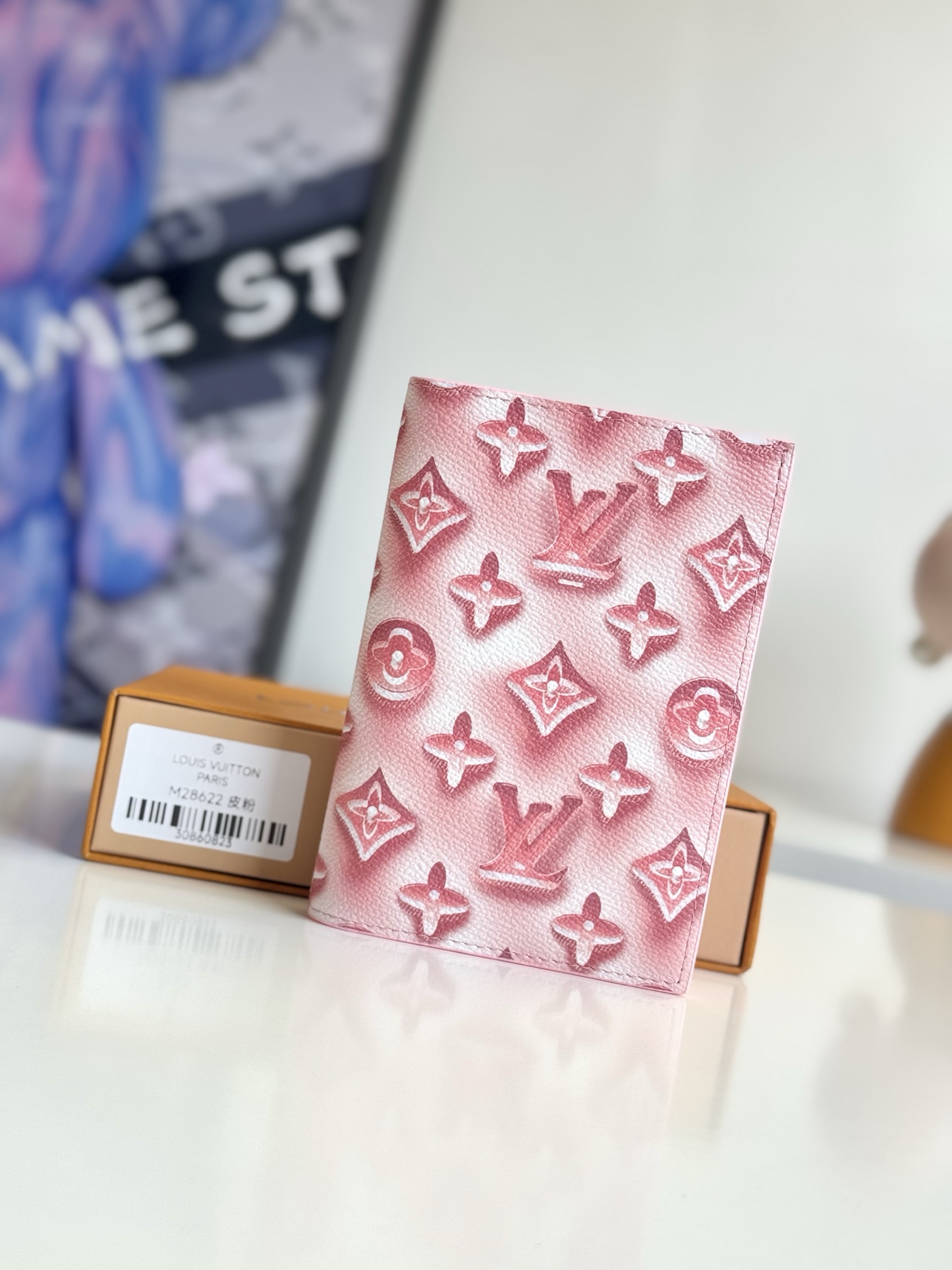   海外原单M28622粉独家实拍  Monogram Ice Cube画布上添加了色彩缤纷的图案 标志性的护照封面 Couvertle Passport  像冰块给饮料带来清凉感和风味一样 融合了活力感和庄园般的设计 内饰采用色调皮革 设有四个卡槽 一个平口袋和两个开放式护照舱 尺寸 14×10×2.5cm