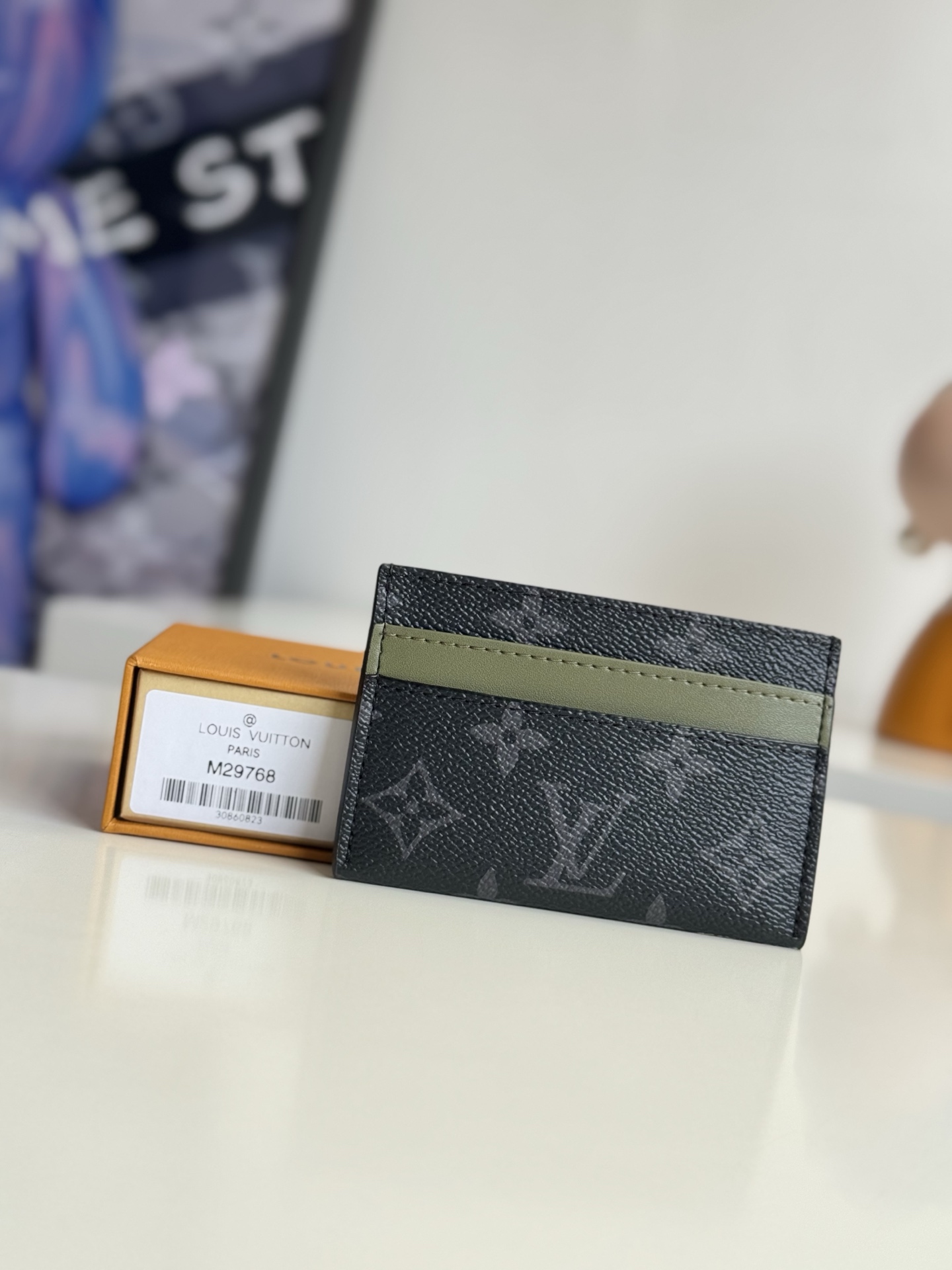   海外原单M29768独家实拍 此款采用全新Monogram Eclipse涂层帆布材质的卡片夹风格靓丽而时髦 体积小巧 可轻松收入口袋中 配有中央口袋与四个插槽 可存放信用卡 飞机与车船票以及名片 尺寸 11×7×1.5cm