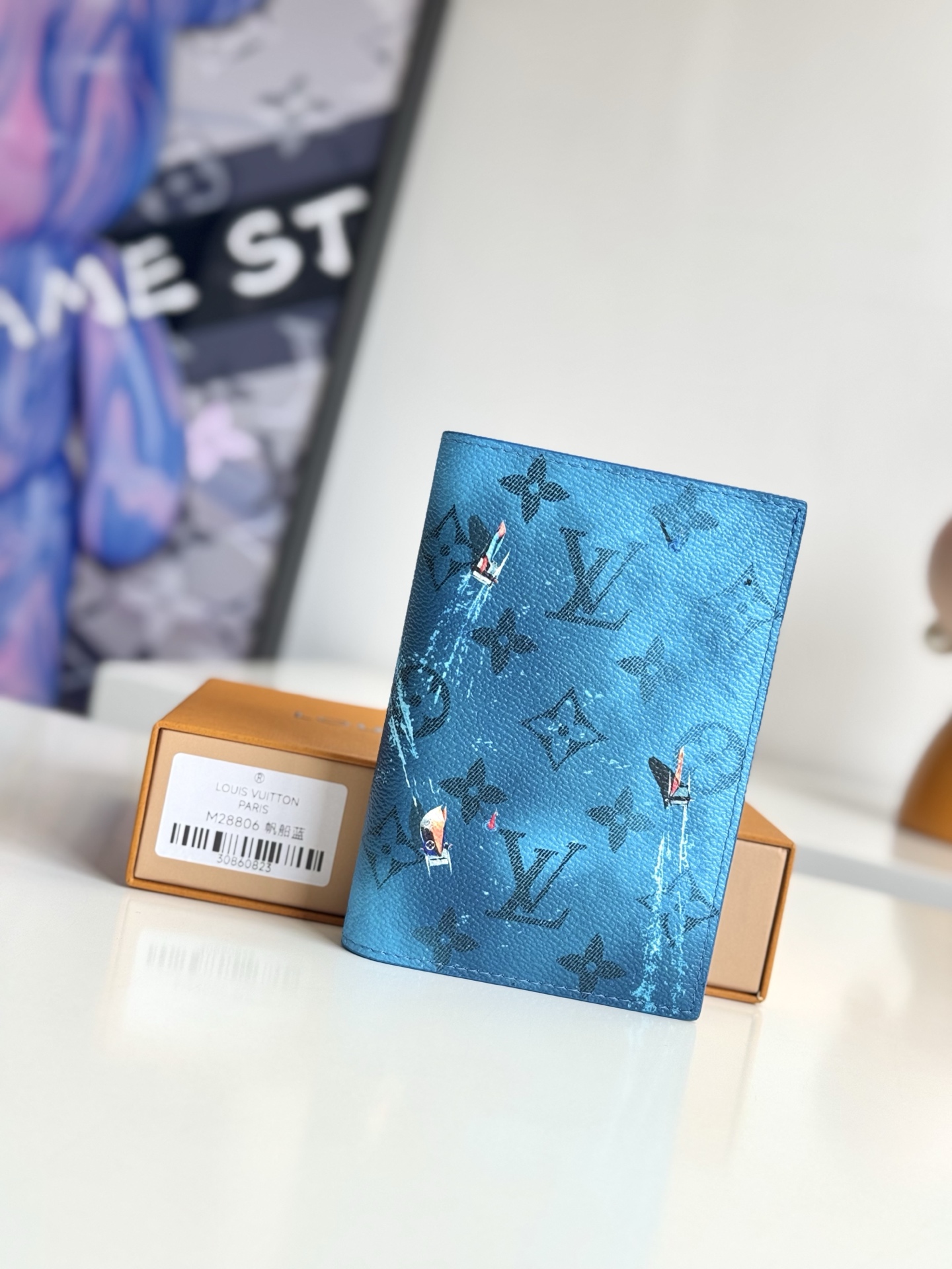  海外原单M28806独家实拍 本款护照套取材 Colored Monogram 帆布 将写实风格的运动员图案和剪影化作袖珍运动场景印花 与经典 Monogram 素相映成趣 内设卡片夹层与贴袋 可稳妥收纳护照 奇巧设计令功能构型流露谐趣意味 为旅途增添个性风采 尺寸 14×10×2.5cm