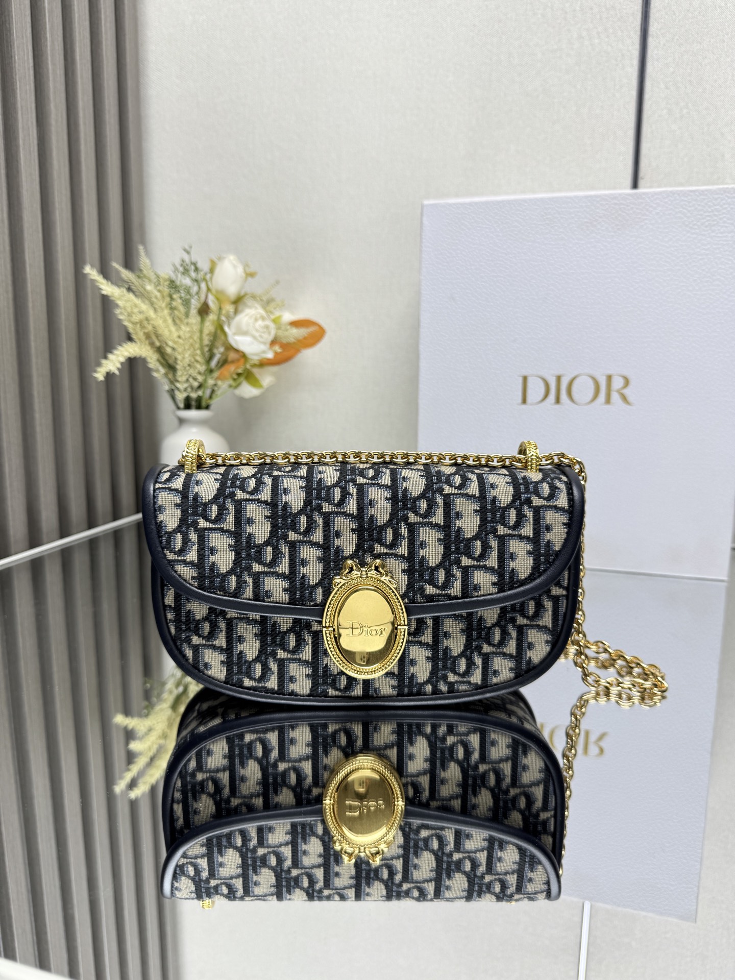 新品小号 Dior Medaillon 翻盖包 附链条 蓝色 Oblique 印花面料型号: M3921尺寸 尺寸 21 x 12 x 5.5 厘米 长 x 高 x 宽 可收纳 1 部手机 1 个卡夹 太阳眼镜和唇膏238500