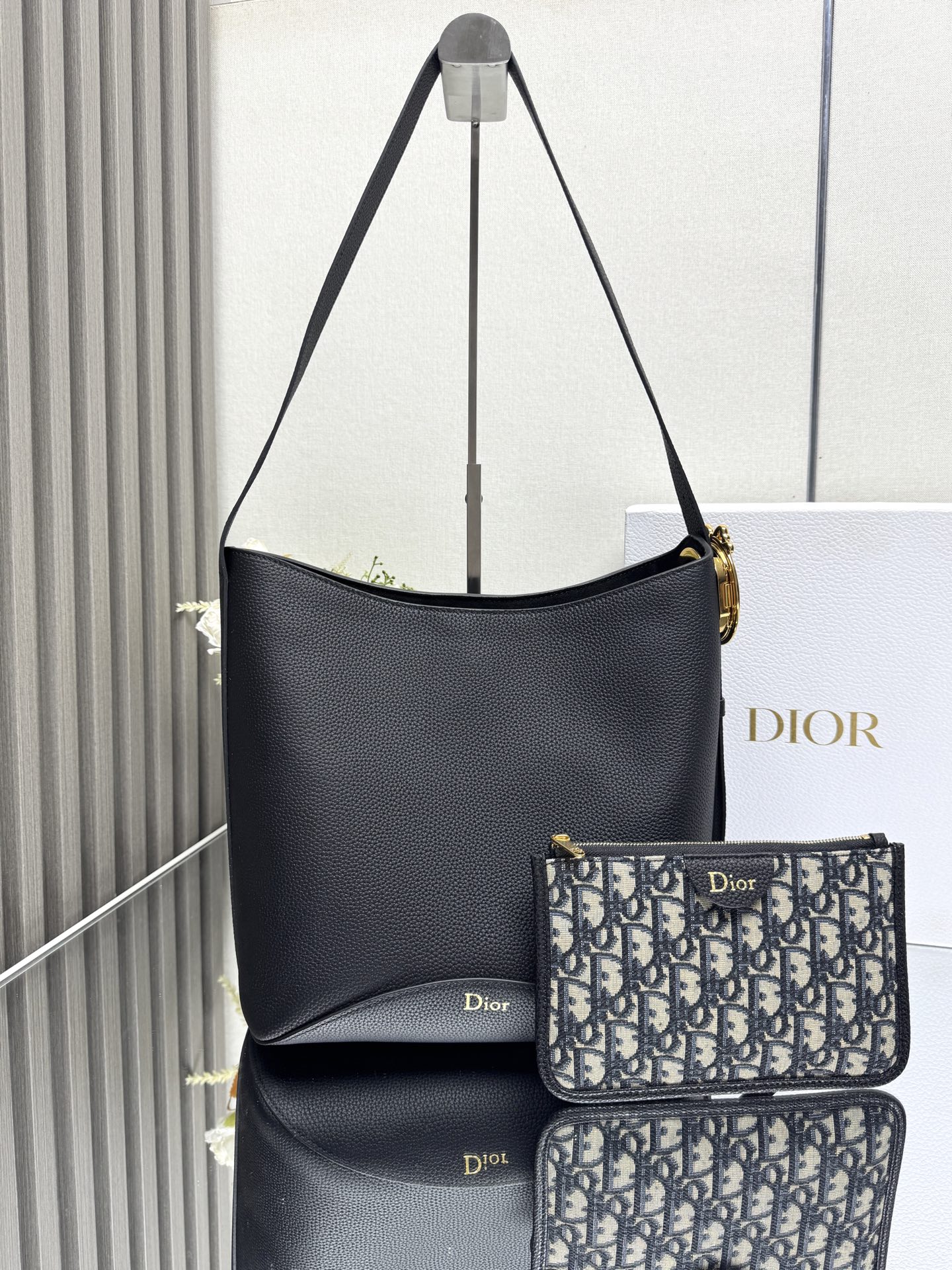 Dior Medaillon 水桶包呈现柔软时髦的廓形 中号款式 饰以可拆卸的拉链小袋 搭配通过 Dior Medaillon 标志细节可调节的皮革肩带 别具一格 可肩背 主体 牛皮革里料 羊皮革 牛皮革按扣钩扣开合正面饰以热压 Dior 标志可调节肩带点缀以 Dior Medaillon 标志细节采用 Oblique 印花面料和牛皮革精心制作的可拆卸拉链小袋内含防尘袋意大利制造型号: M1532尺寸 26.5 x 26 x 15 厘米 长 x 高 x 宽 238620
