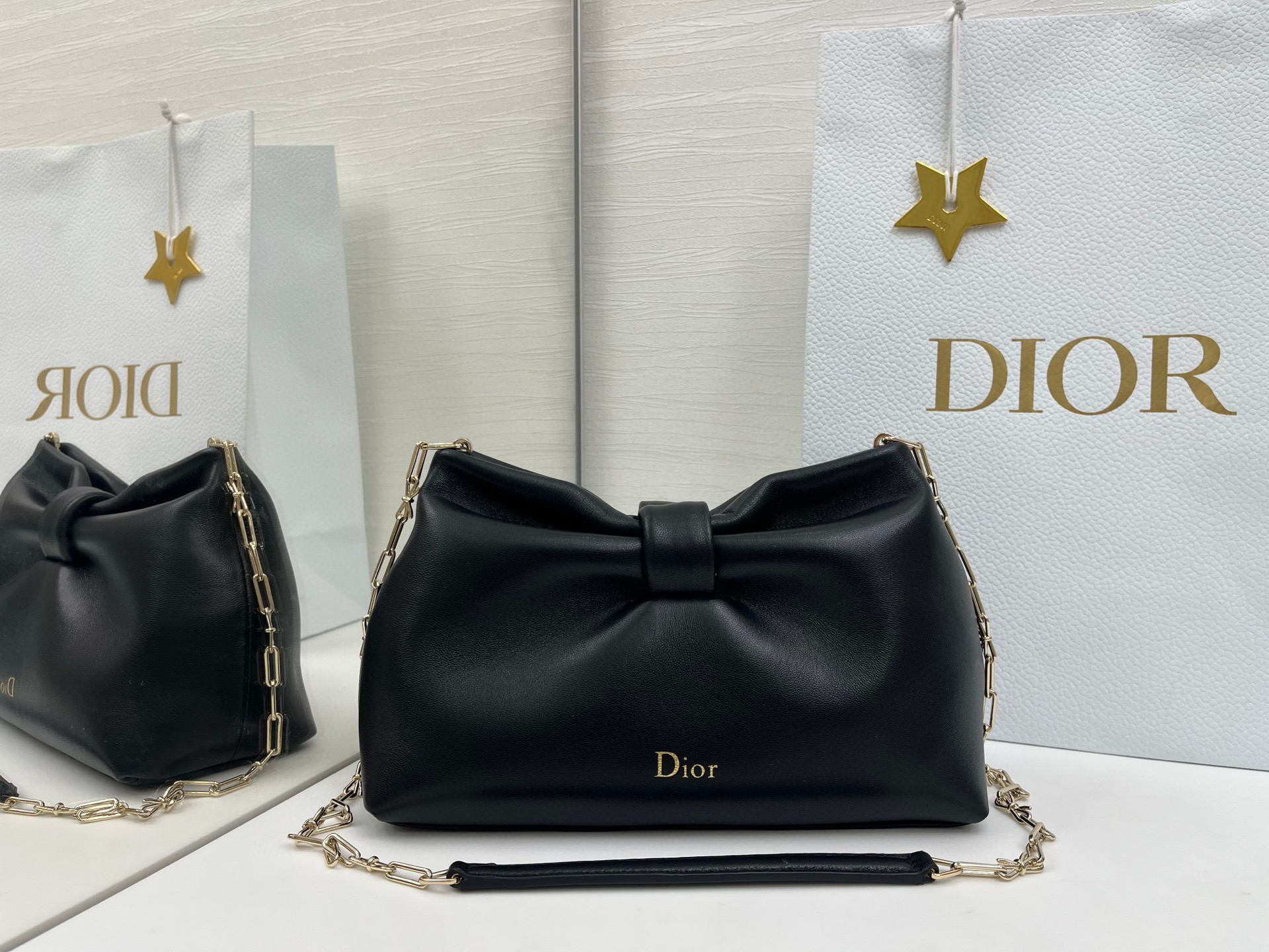 蝴蝶结云朵包 乔纳森 安德森 (Jonathan Anderson) 倾情呈献的新款 Dior Bow 手袋彰显法国的优雅气质和工坊的精湛工艺 主体 羊皮革里料 羊猄皮尺寸26x16x10cm编号:0715