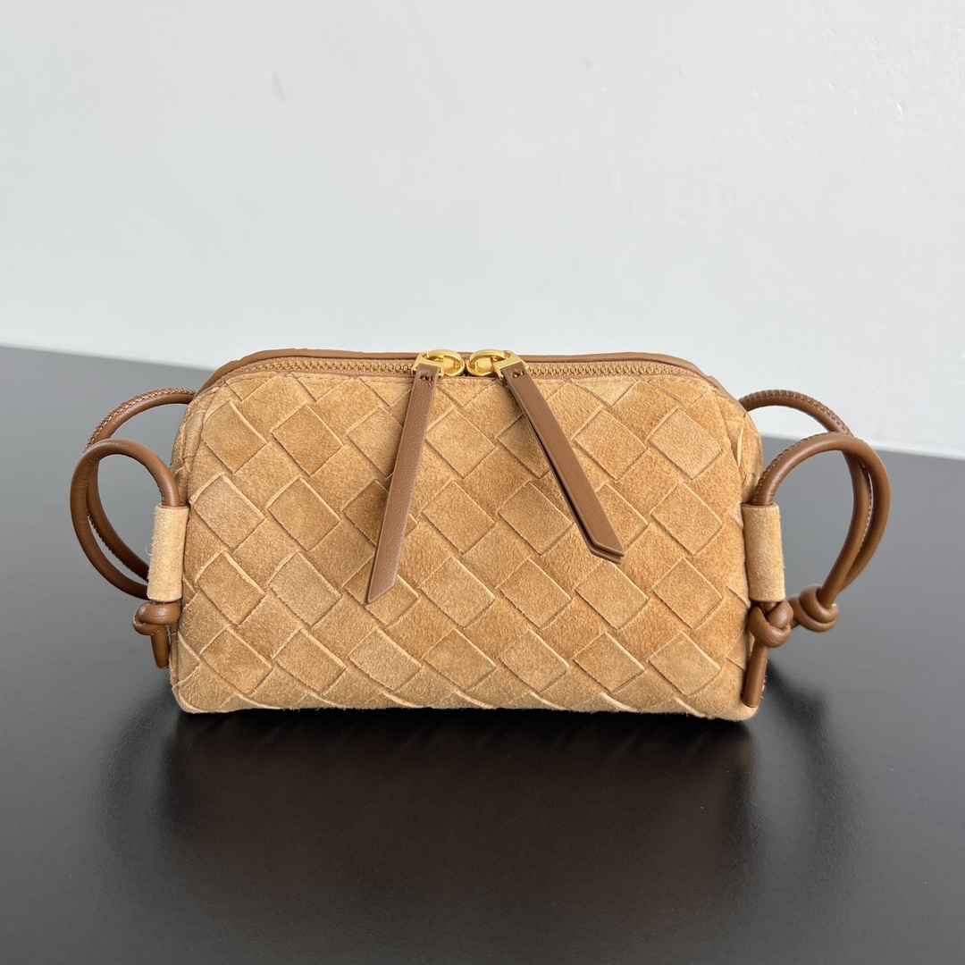  Bv新款 麂皮绒Concert  pouch  794258 是见过最好看实用的迷你小包呀   包身采用经典的 lntrecciato编织工艺  配有皮质双头拉链 开口宽敞 易取易放 肩带绳结处可滑动自由调节长短 即  斜挎/腋下 又能当手拿包 小小身板 大大容量 真滴太太实用啦 关键还特百搭 快 姐妹一起来入这款小巧精致好看百搭的包包叭  尺寸 18.5*11.5*8.5   