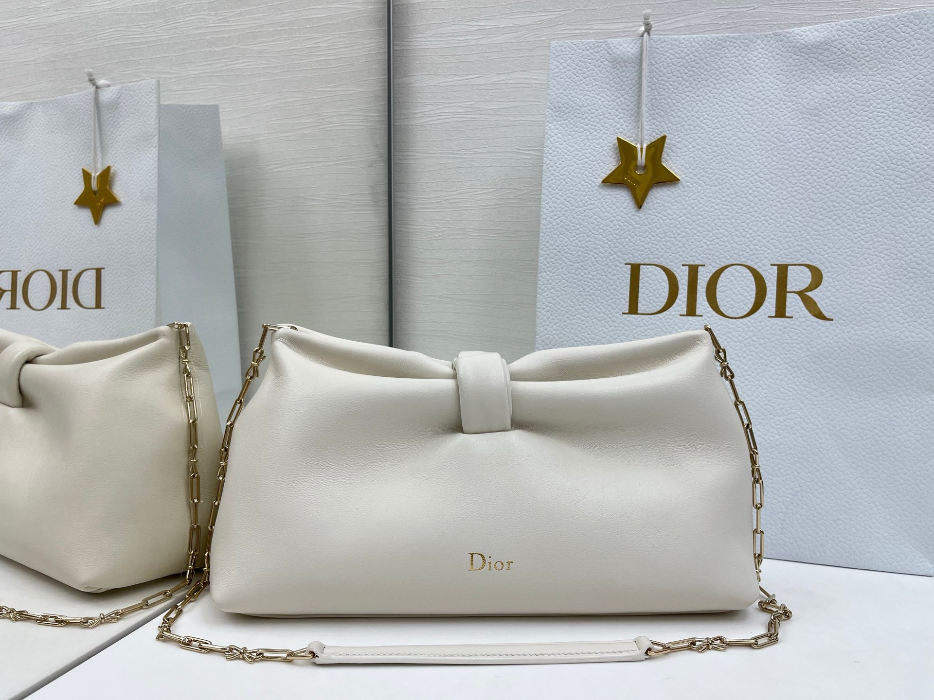 蝴蝶结云朵包bow 乔纳森 安德森 (Jonathan Anderson) 倾情呈献的新款 Dior Bow 手袋彰显法国的优雅气质和工坊的精湛工艺 主体 羊皮革里料 羊猄皮尺寸 30x17.5x12cm型号:0714