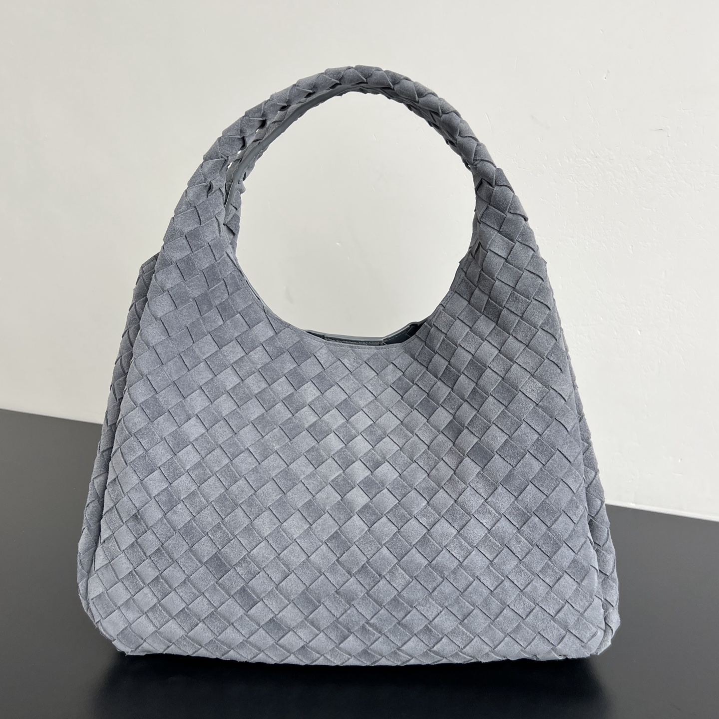 BV新品 麂皮Campana手袋  844250  经典回归的Campana手袋复古有魅力  灵感来源04年的经典馆藏 每一根皮条都是用两层Nappa小羊皮制成  展现着内外全编织的极致工艺 包身超级轻盈 采用皮革系带开合 配有隐藏式磁扣 拥有两种形态可切换 容量大到惊人 不管是日常出行 还是旅行放各种小物   都能轻松搞定 通勤约会两手抓 随手拎出法式慵懒  尺寸 39x25x18.5 