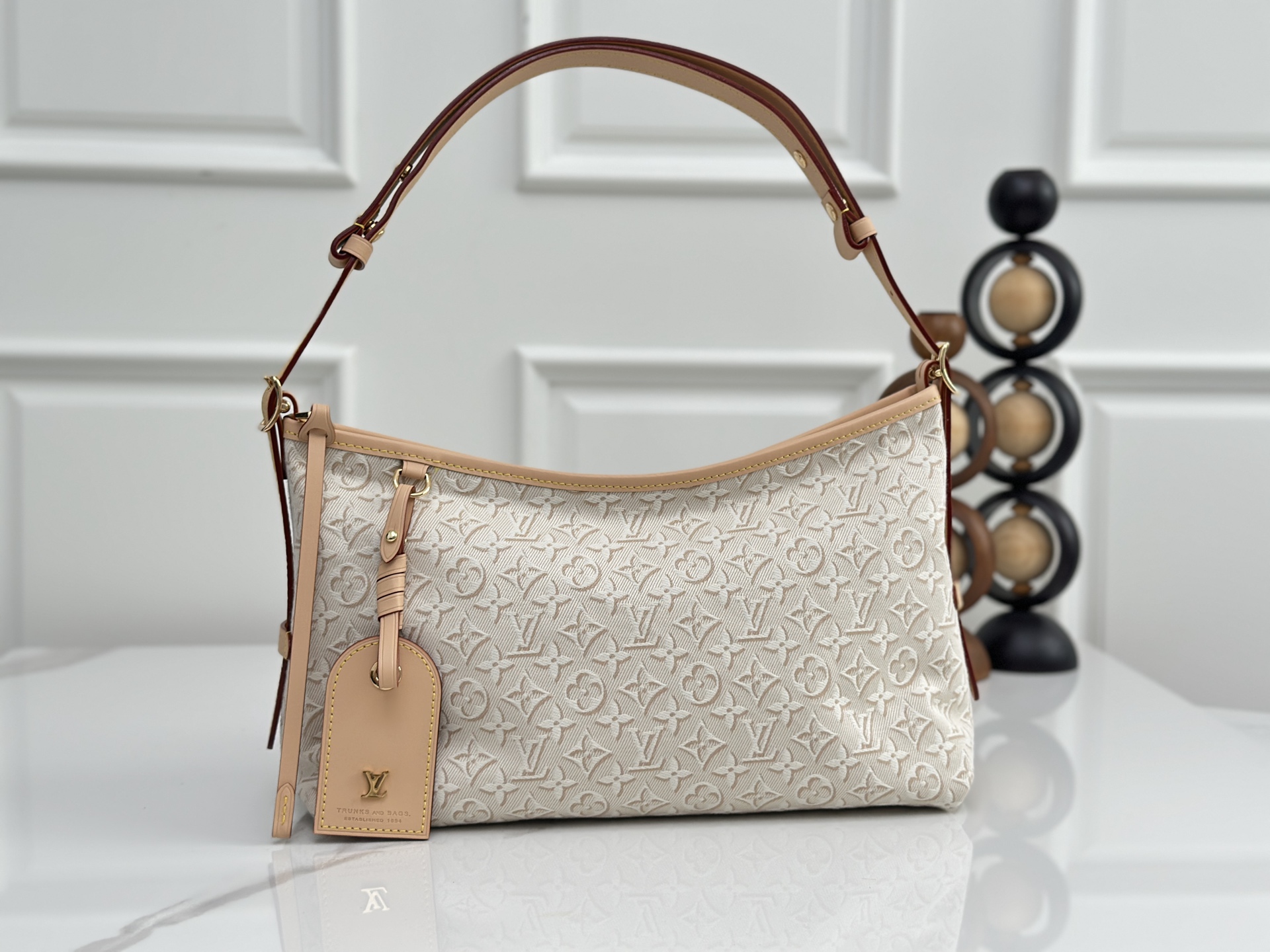 顶级原单 独家实拍 M2a136白色提花牛仔 CarryAll EastWest手袋取材 Monogram 帆布和皮革饰边 成就都市生活的贴身伴侣 充裕构型设有齐整内层 大号内袋再添功能元素 Monogram 帆布拉链手拿包通过皮革带固定尺寸 20 x 10 x 33.5 厘米(高 x 宽 x 长度)