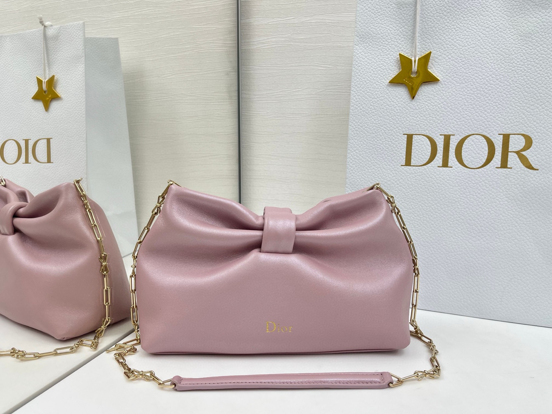 蝴蝶结云朵包 乔纳森 安德森 (Jonathan Anderson) 倾情呈献的新款 Dior Bow 手袋彰显法国的优雅气质和工坊的精湛工艺 主体 羊皮革里料 羊猄皮尺寸26x16x10cm编号:0715