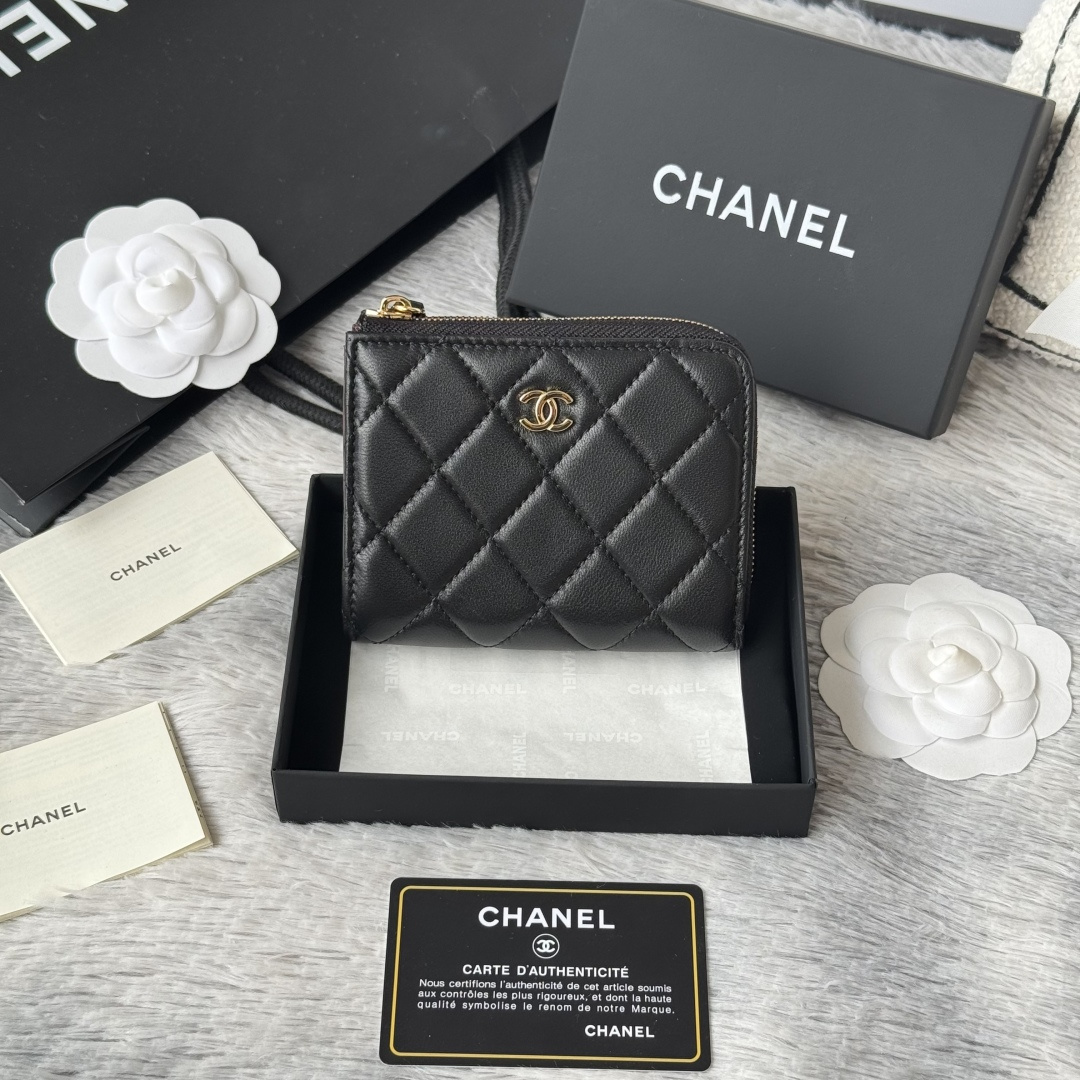 chanel 早春新款 七字短款拉链包进口小羊皮 可放证件银行卡 零钱硬币 百元大钞 超级实用超级美丽短款钱包款号 AP3999 尺寸 11.5×9.2×2cm新款七字半拉卡包