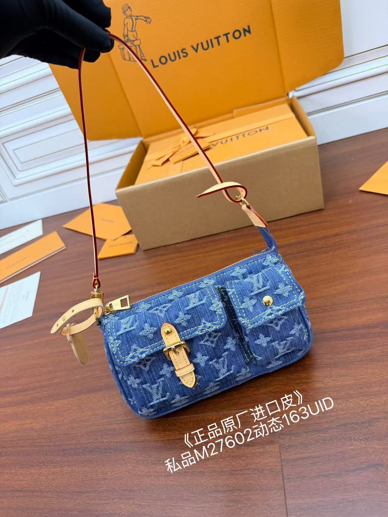 独家163首发型号 M27602私品 163动态UID  进口菱形面料  品质第九次升级 进口原厂皮 专柜同步 动态电子芯片 礼品袋 保护纸 铜版电子标签 合格证 皮料是正品代工厂意大利A级树膏皮 私品 :所谓的私品 是在于品质 五金 面料 手工 油边 A级出品 拍摄图跟产品一致.尺寸:.23.5x14x3CM