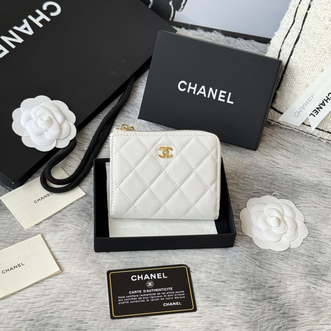  chanel 早春新款 七字短款拉链包进口鱼子酱牛皮 可放证件银行卡 零钱硬币 百元大钞 超级实用超级美丽短款钱包款号 AP3999 尺寸 11.5×9.2×2cm新款七字半拉卡包