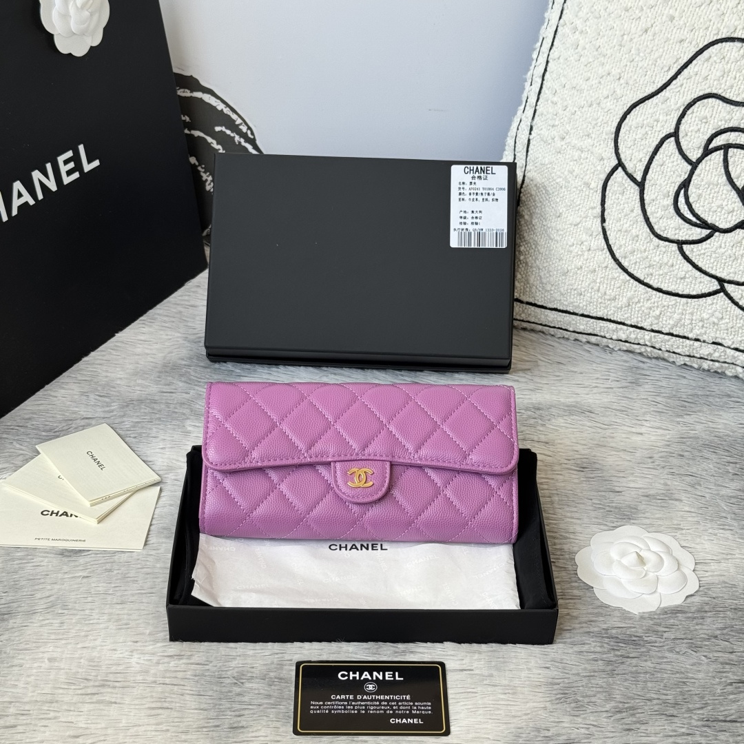 CHANEL 经典cf长款钱包到货 进口鱼子酱牛皮菱格 制作 背后有硬币口袋 内里五金拉牌 收纳方便快捷非常耐看 亮金与亮银五金非常时髦而且钱包容量很大可以放下一部plus手机卡位也多适合卡片很多的亲 款号 A0241尺寸 10.5*19.*3cm