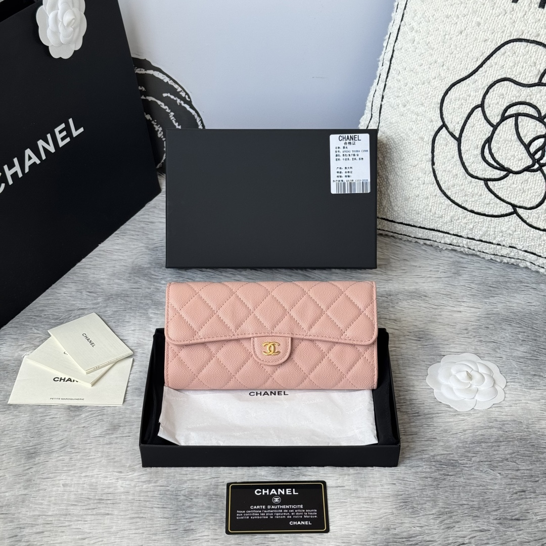 CHANEL 经典cf长款钱包到货 进口鱼子酱牛皮菱格 制作 背后有硬币口袋 内里五金拉牌 收纳方便快捷非常耐看 亮金与亮银五金非常时髦而且钱包容量很大可以放下一部plus手机卡位也多适合卡片很多的亲 款号 A0241尺寸 10.5*19.*3cm