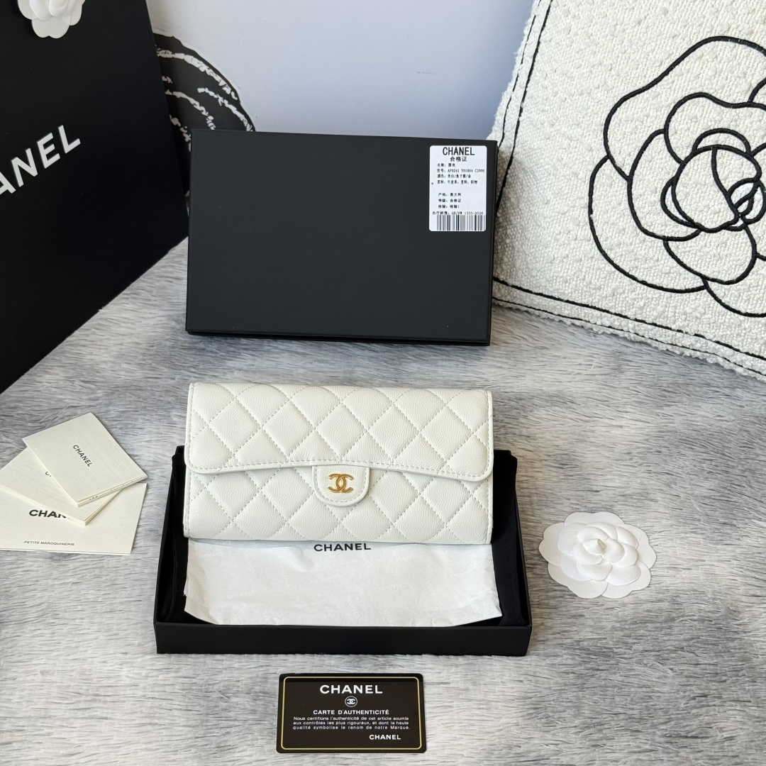 CHANEL 经典cf长款钱包到货 进口鱼子酱牛皮菱格 制作 背后有硬币口袋 内里五金拉牌 收纳方便快捷非常耐看 亮金与亮银五金非常时髦而且钱包容量很大可以放下一部plus手机卡位也多适合卡片很多的亲 款号 A0241尺寸 10.5*19.*3cm