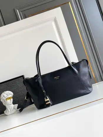 新款手提包   这款手提包展现了当代与休闲风格的完美结合 其造型宽敞而多变 柔韧的皮革质地以其细腻的光泽为特点 赋予了设计独特的韵味 隐藏在包体内部的拉链闭合装置以及精致的档案细节共同构成了这款精致配饰的完整面貌 可拆卸 可调节的皮革肩带和皮革钥匙环金属五金件 容量空间大 又是一款永久不过时爆款  型号 1BG661尺寸 32x18.5x13cm