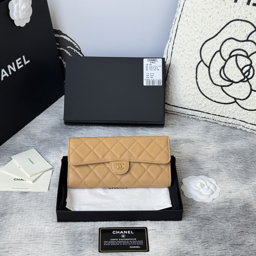 CHANEL 经典cf长款钱包到货 进口鱼子酱牛皮菱格 制作 背后有硬币口袋 内里五金拉牌 收纳方便快捷非常耐看 亮金与亮银五金非常时髦而且钱包容量很大可以放下一部plus手机卡位也多适合卡片很多的亲 款号 A0241尺寸 10.5*19.*3cm