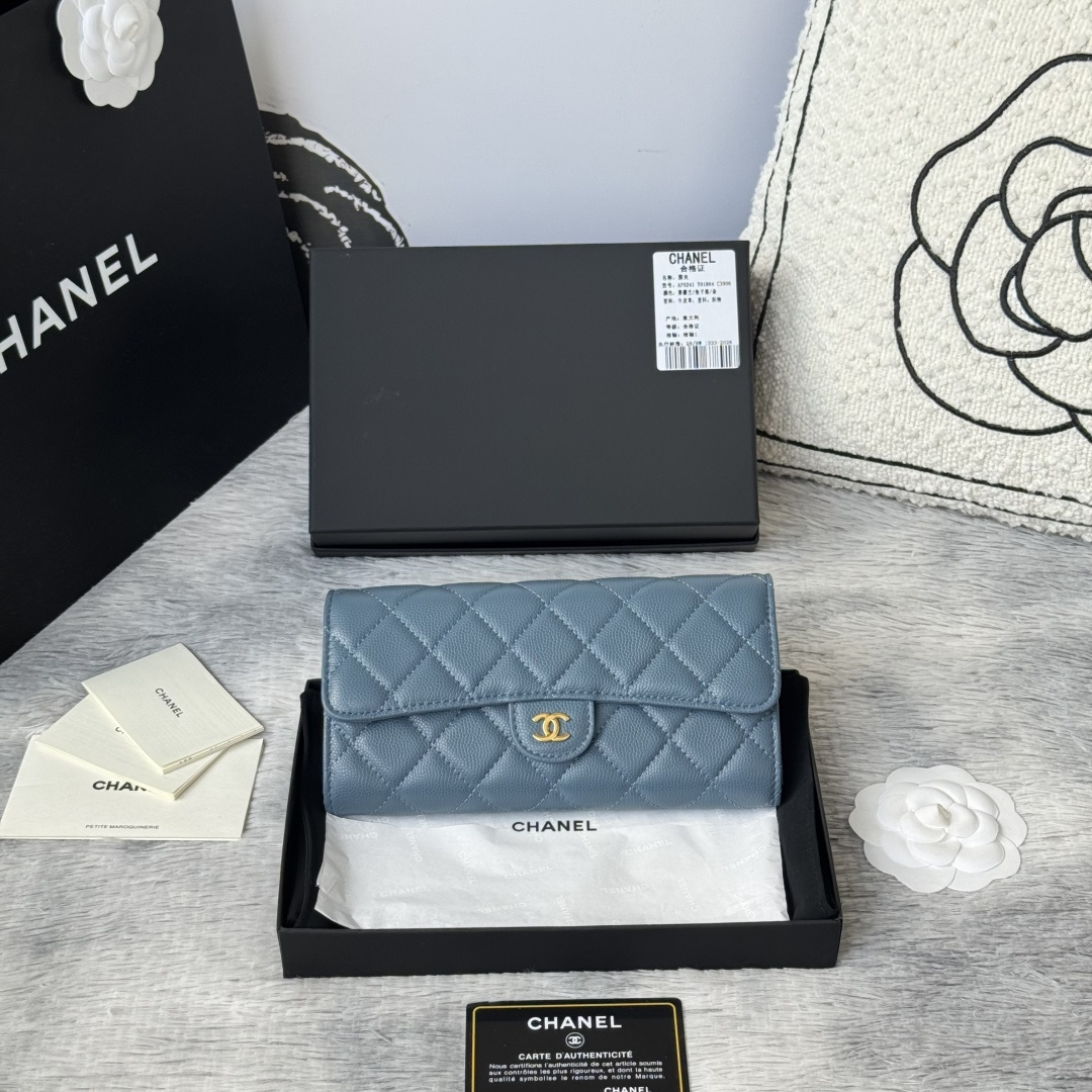 CHANEL 经典cf长款钱包到货 进口鱼子酱牛皮菱格 制作 背后有硬币口袋 内里五金拉牌 收纳方便快捷非常耐看 亮金与亮银五金非常时髦而且钱包容量很大可以放下一部plus手机卡位也多适合卡片很多的亲 款号 A0241尺寸 10.5*19.*3cm