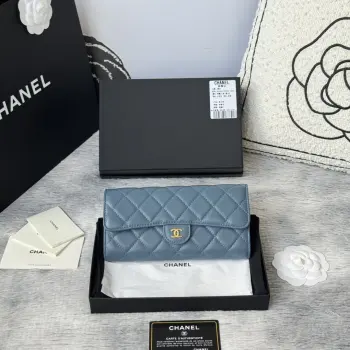 CHANEL 经典cf长款钱包到货 进口鱼子酱牛皮菱格 制作 背后有硬币口袋 内里五金拉牌 收纳方便快捷非常耐看 亮金与亮银五金非常时髦而且钱包容量很大可以放下一部plus手机卡位也多适合卡片很多的亲 款号 A0241尺寸 10.5*19.*3cm
