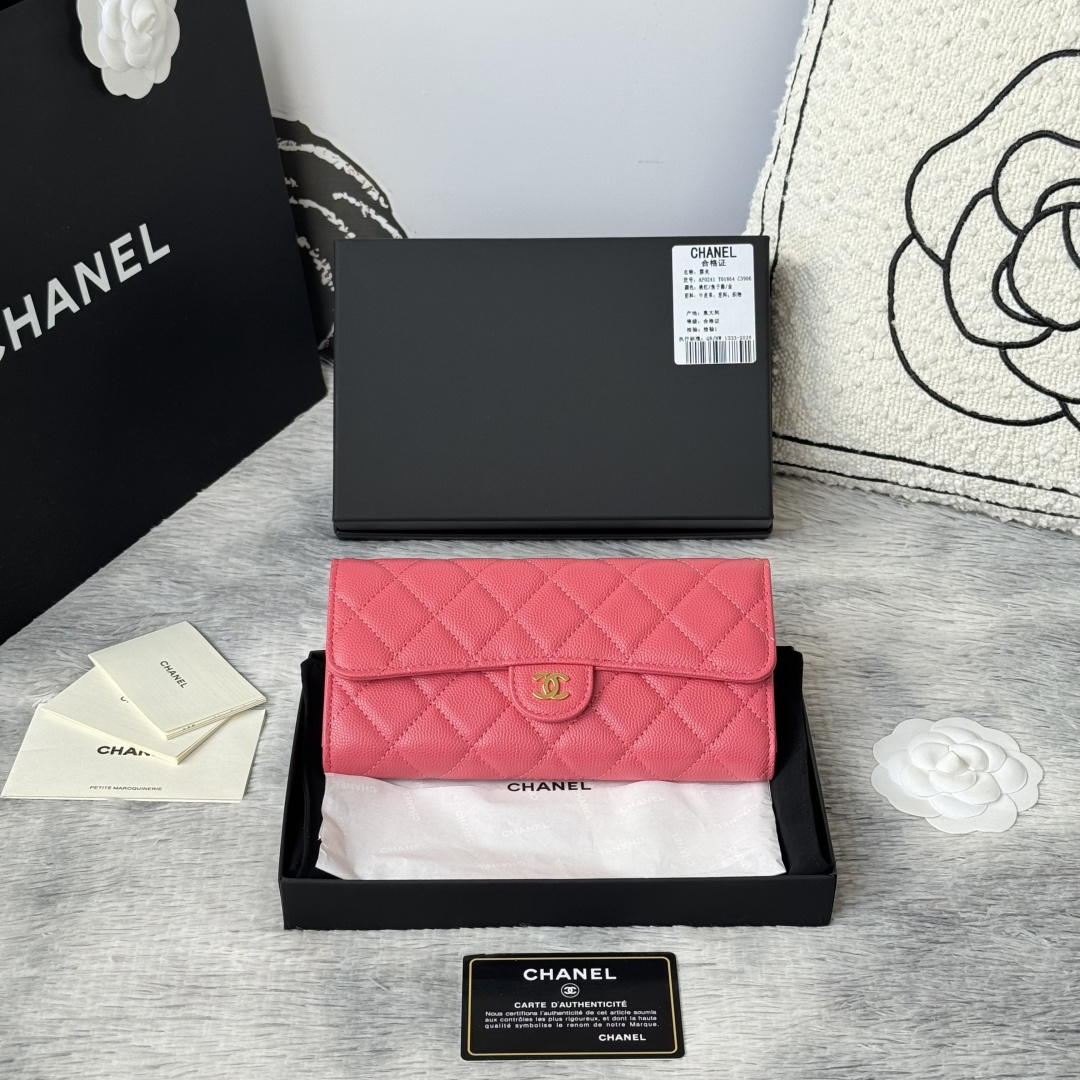 CHANEL 经典cf长款钱包到货 进口鱼子酱牛皮菱格 制作 背后有硬币口袋 内里五金拉牌 收纳方便快捷非常耐看 亮金与亮银五金非常时髦而且钱包容量很大可以放下一部plus手机卡位也多适合卡片很多的亲 款号 A0241尺寸 10.5*19.*3cm