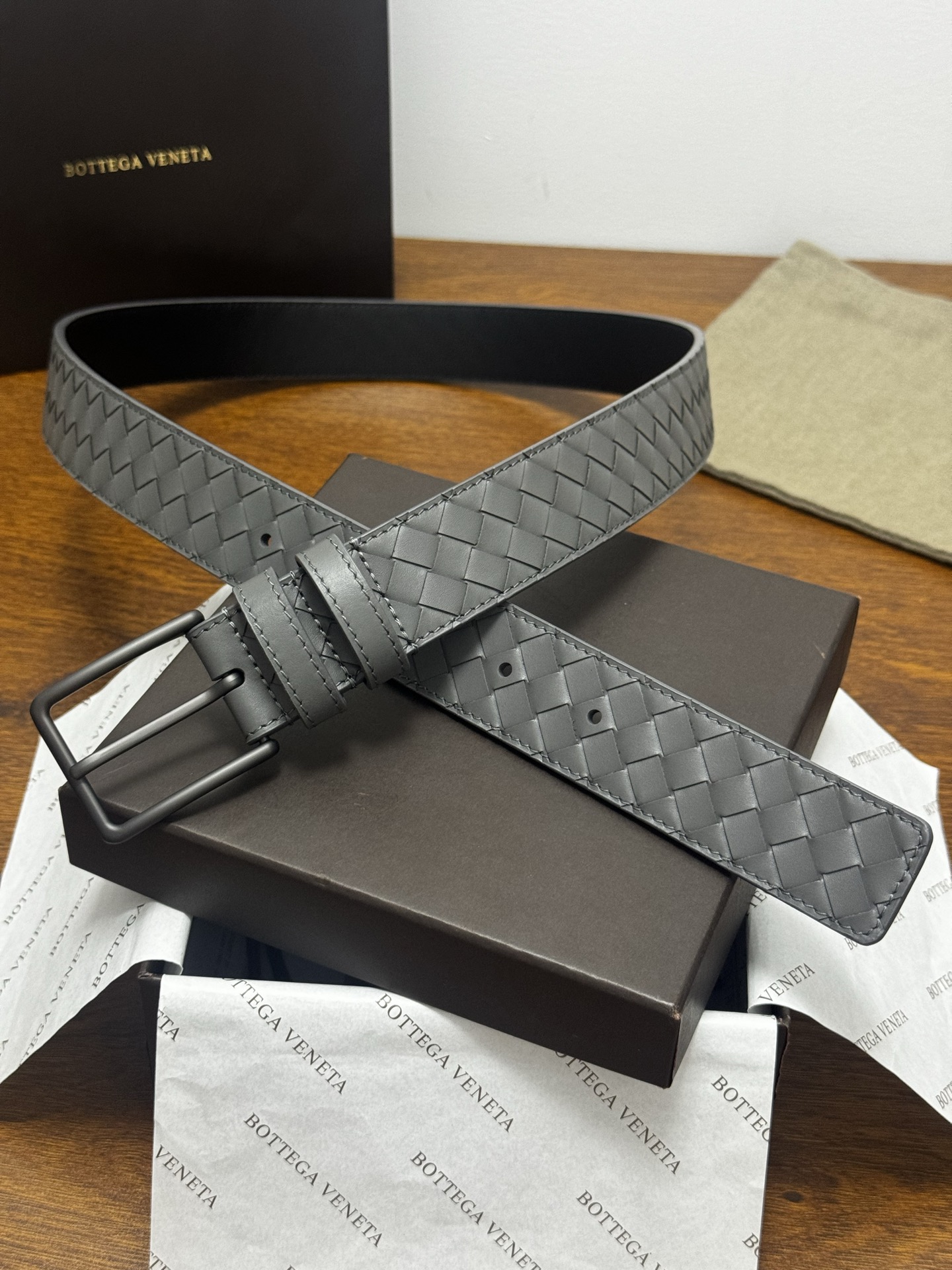 BOTTEGA VENETA 3.5cm 灰小牛皮皮革手工编织 手工编织新款牛皮经典之作 每个细节都体现出至高的品味和格调 整体造型增添优雅韵味 低调奢华的典范 优雅迷人气息且精致的手工艺制作 