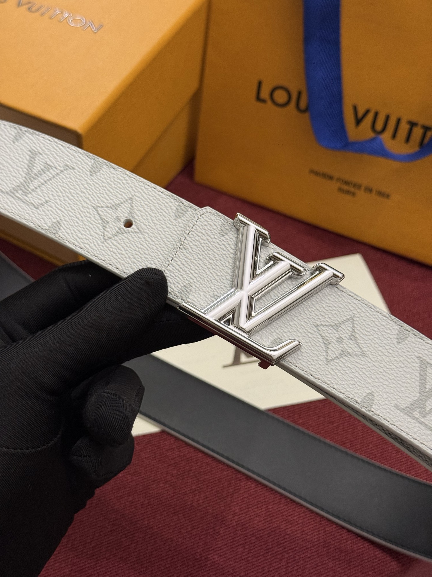 这款时尚前卫的 LV Initiales Damoflage 40mm 可翻转腰带重新注入了经典品牌素的现代气息 