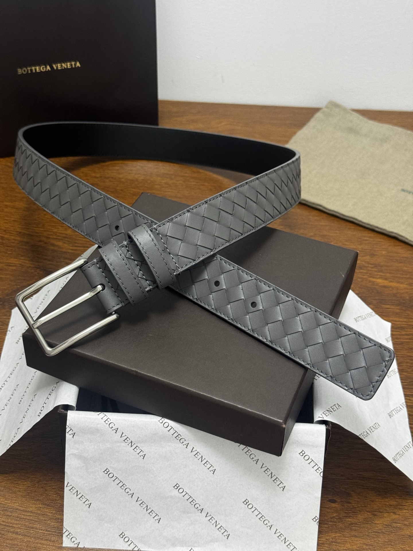 BOTTEGA VENETA 3.5cm 灰小牛皮皮革手工编织 手工编织新款牛皮经典之作 每个细节都体现出至高的品味和格调 整体造型增添优雅韵味 低调奢华的典范 优雅迷人气息且精致的手工艺制作 