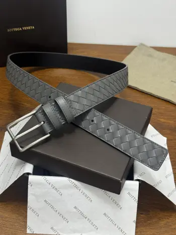 BOTTEGA VENETA 3.5cm 灰小牛皮皮革手工编织 手工编织新款牛皮经典之作 每个细节都体现出至高的品味和格调 整体造型增添优雅韵味 低调奢华的典范 优雅迷人气息且精致的手工艺制作 