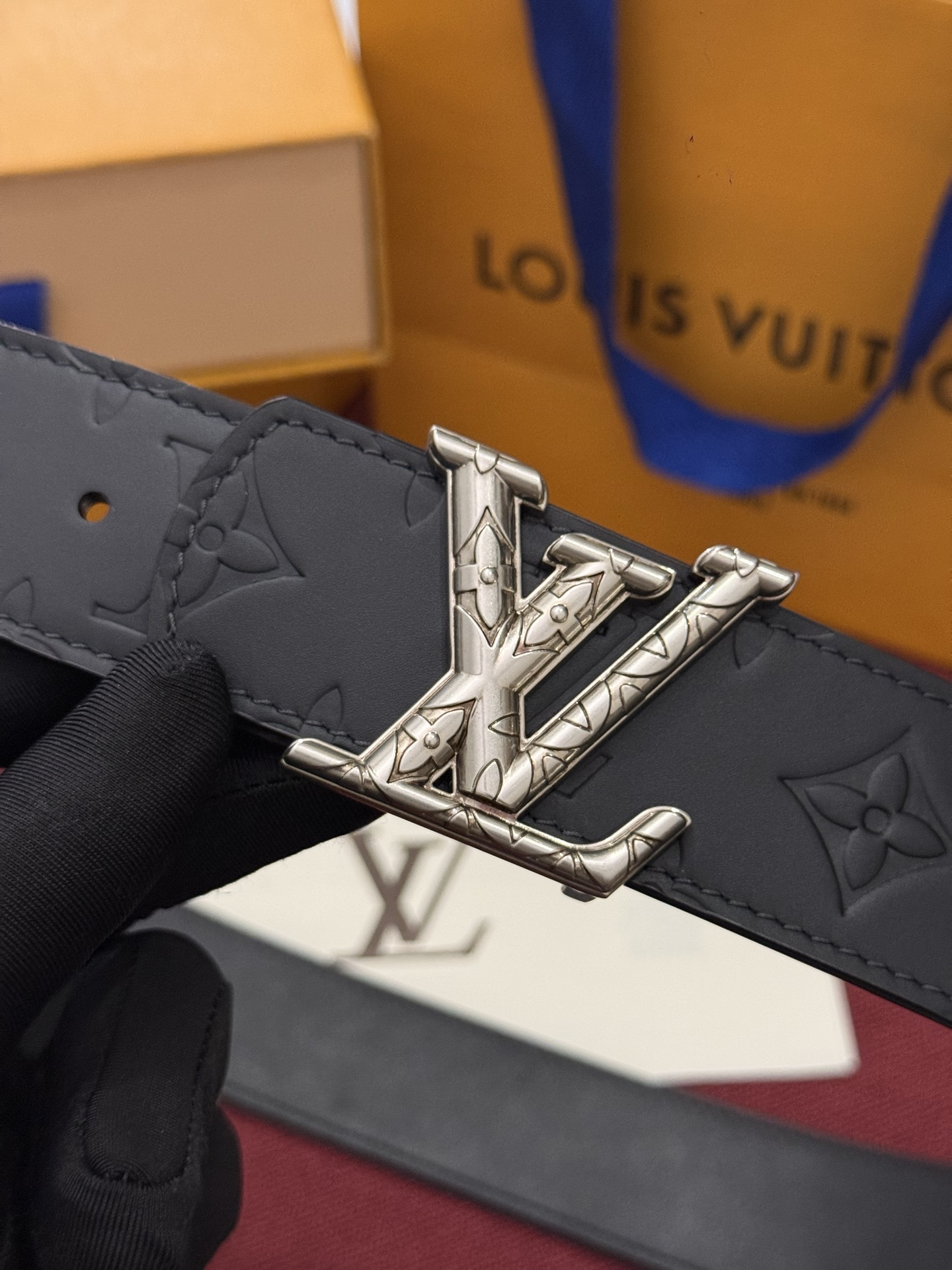 LV Dimension Drift 双面腰带以路易威登的经典素挥洒街头型格 Monogram 图案一面更显前卫锋芒 光滑皮革一面释放儒雅气息 精工雕琢的搭扣别出心裁 