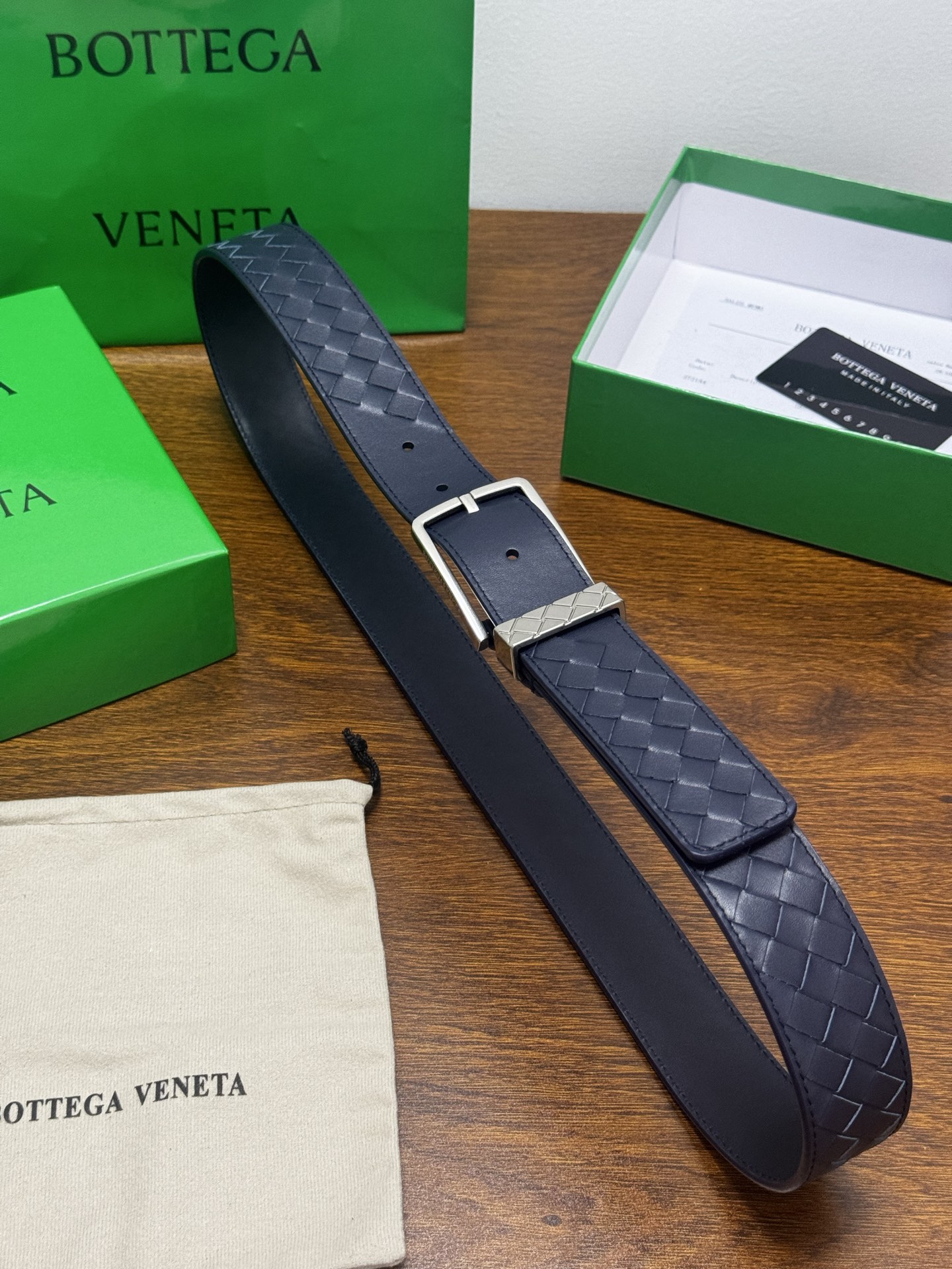 BOTTEGA VENETA 3.5cm 蓝色Intrecciato Piccolo编织牛皮革腰带 手工编织新款牛皮经典之作 金属搭扣和Intreccio编织镌刻圆环 每个细节都体现出至高的品味和格调 整体造型增添优雅韵味 低调奢华的典范 优雅迷人气息且精致的手工艺制作 
