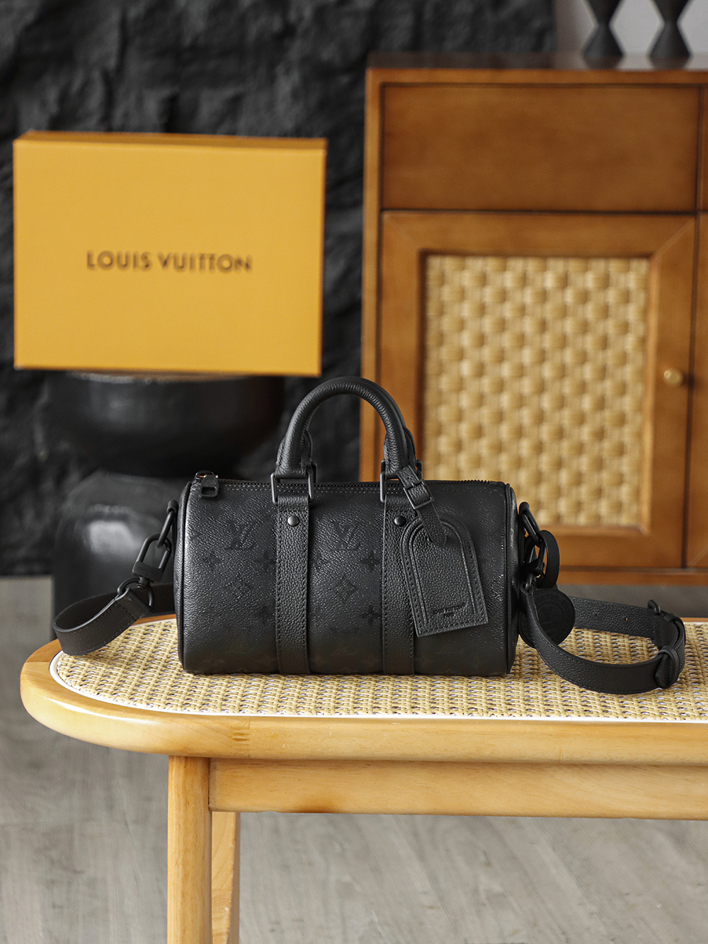 KEEPALL 25 手袋 M28369晶片碼可査詢 AS渠道版 Keepall 斜挎包 25 午夜黑 老花圖案採用深色同調處理 遠看是純粹的霧面黑 近看才能發現細膩的 Monogram 織紋 避免了傳統老花的張揚 搭配黑色牛皮飾邊 霧面黑拉鍊與黑色金屬五金 從頭到尾沒有多余亮色 黑武士氣質十足 五金 厚鍍24k全鋼尺寸 15*11*25cm