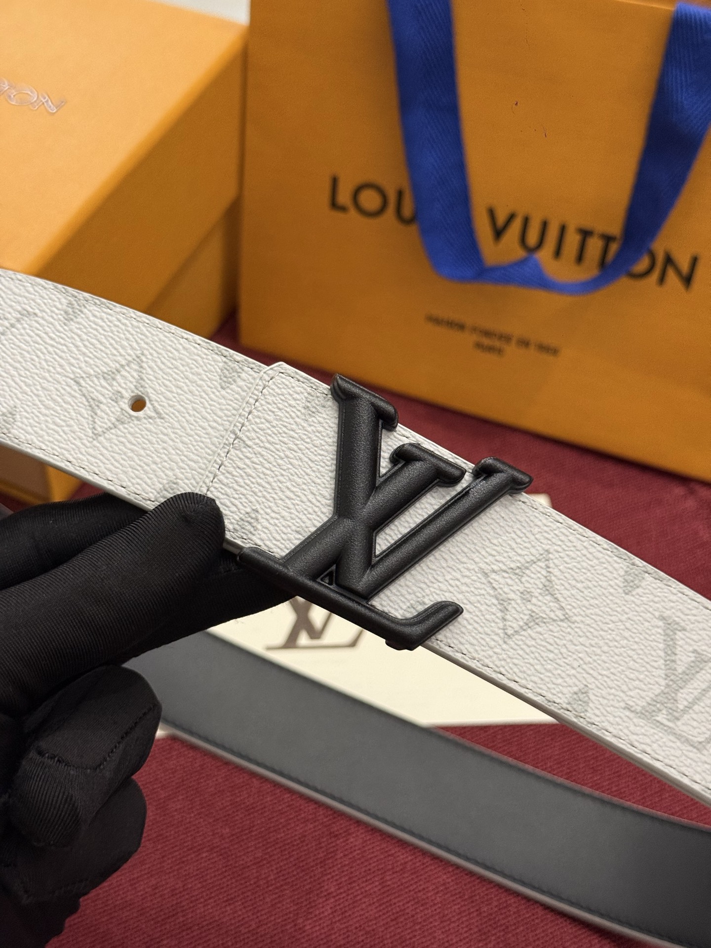 这款时尚前卫的 LV Initiales Damoflage 40mm 可翻转腰带重新注入了经典品牌素的现代气息 