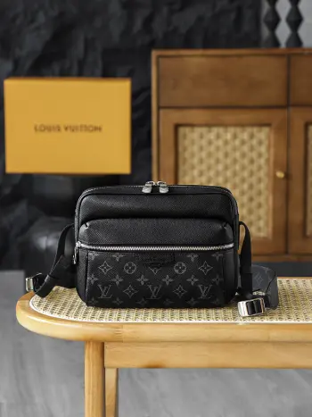 Outdoor男士郵差包 M30233晶片碼可査詢 AS渠道版經典Monogram塗層帆布搭配質感牛皮飾邊 復古紋路與現代戶外風碰撞出獨特魅力 俐落的郵差包型線條乾淨流暢 低調中透著不容小覷的格調 五金 厚镀24k全鋼尺寸 29*20*10.5cm