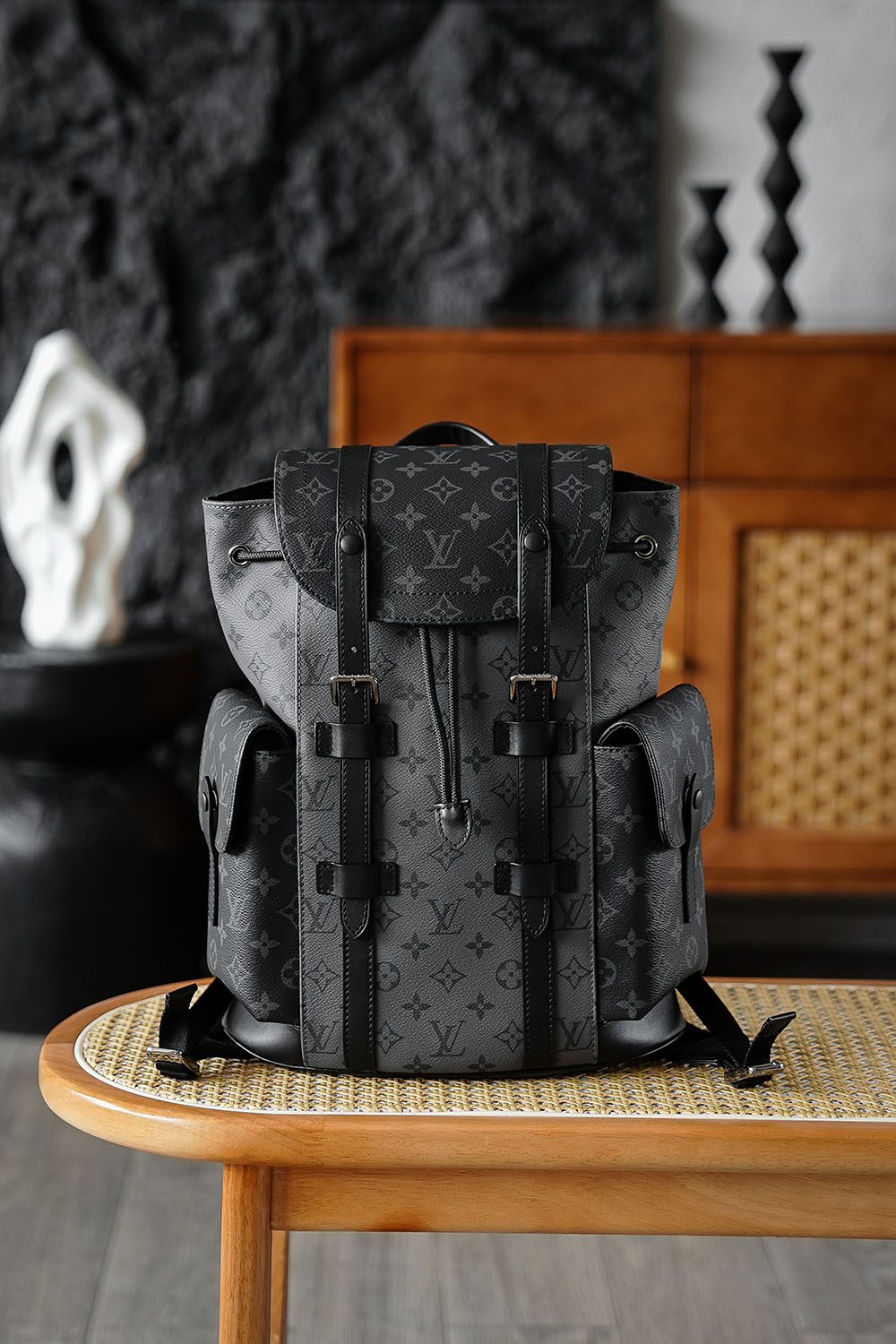  CHRISTOPHER小号双肩包 M46331晶片碼可査詢 AS私品版深邃的黑色與沉穩的灰色相互映襯 成為街頭與秀場皆矚目的風尚焦點  其設計靈感源自遠足背包 但更加有層次感與復古的時髦感 日常通勤 旅行出差首選 五金 厚镀24k全鋼尺寸 32*39*12cm
