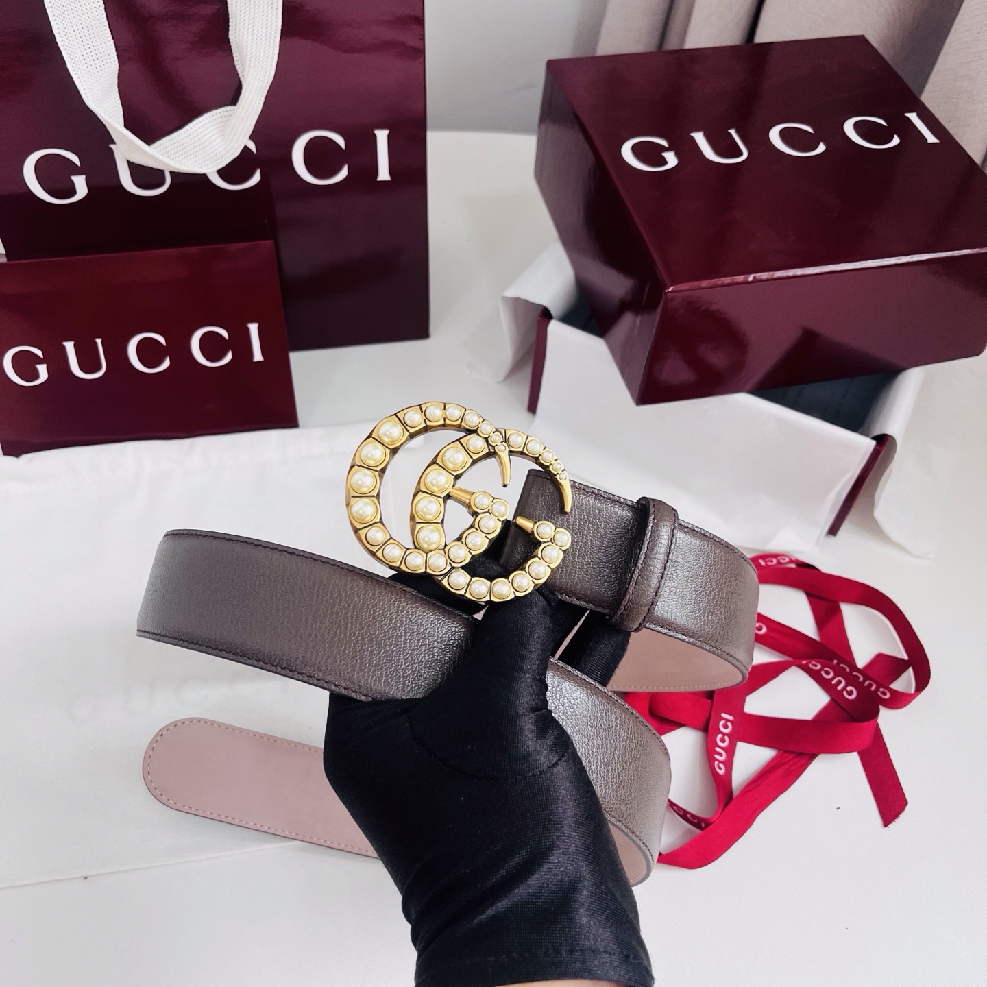 新款 Generation Gucci深入探究了品牌的档案编码 并将不同世代的设计素融合为一体 形成一种独特的美学叙事 女式腰带重新诠释了该品牌标志性的图案之一——双 G 搭扣 采用简洁 平直的轮廓设计 4.0cm