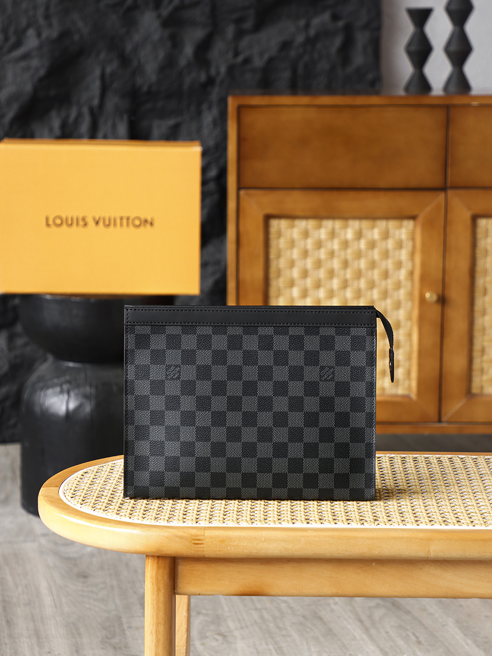 Pochette Voyage 洗漱包 M41696晶片碼可査詢 AS渠道版黑灰格調Pochette Voyage手拿包 經典Damier Graphite黑棋盤格 深邃內斂 於無聲處顯高級質感 俐落挺括的包型 搭配實用拉鍊開合與多卡位設計 商務場合持握盡顯沉穩 日常出行收納隨性從容 低調有型 百搭不出錯 五金 厚镀24k全鋼尺寸 27*21*6cm