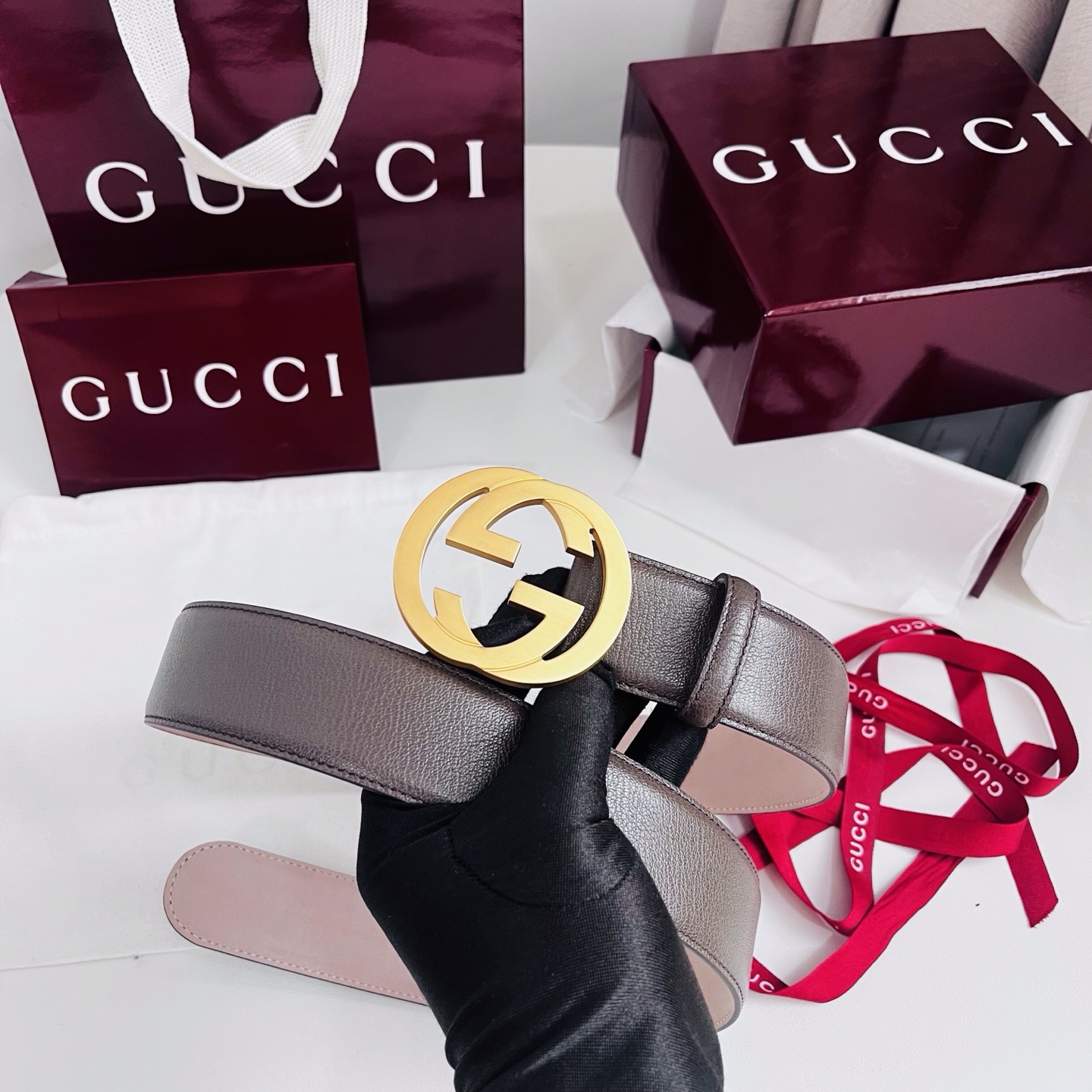 新款 Generation Gucci深入探究了品牌的档案编码 并将不同世代的设计素融合为一体 形成一种独特的美学叙事 女式腰带重新诠释了该品牌标志性的图案之一——双 G 搭扣 采用简洁 平直的轮廓设计 4.0cm