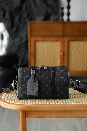  City Keepall黑老花 M45936晶片碼可査詢 AS私品版Keepall系列誕生於1924年 是男士出街最愛的首選 Keepall旅行袋濃縮經典的包型 深色系能滿足男士日常場合搭配 被稱之為永遠經典百搭色 背到老也不會過時的包王 五金 厚镀24k全鋼尺寸 27*17*13cm