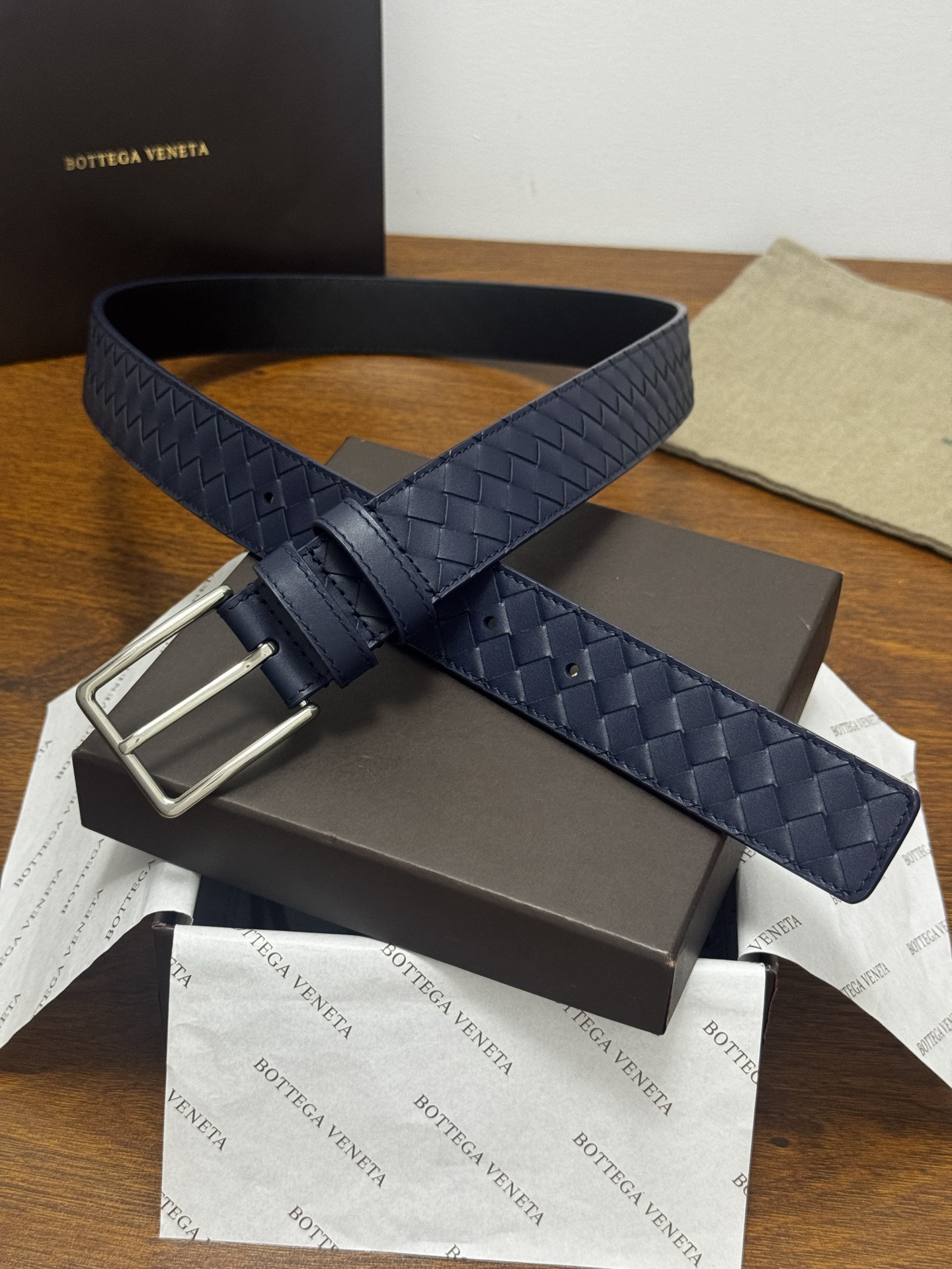 BOTTEGA VENETA 3.5cm 蓝小牛皮皮革手工编织 手工编织新款牛皮经典之作 每个细节都体现出至高的品味和格调 整体造型增添优雅韵味 低调奢华的典范 优雅迷人气息且精致的手工艺制作 