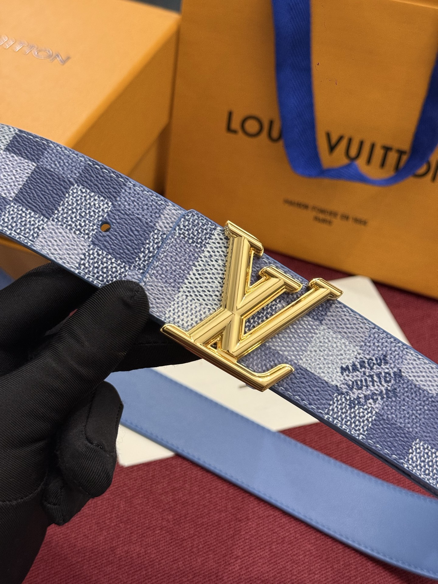 这款时尚前卫的 LV Initiales Damoflage 40mm 可翻转腰带重新注入了经典品牌素的现代气息 