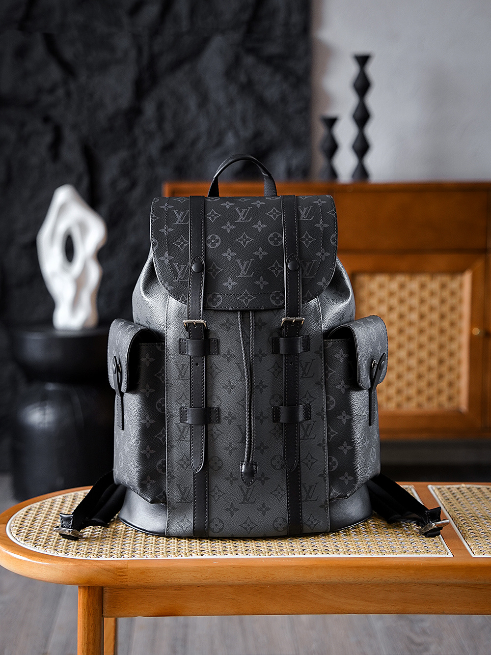  CHRISTOPHER中號雙肩包 M45419晶片碼可査詢 AS私品版黑老花圖案自誕生以來 便是奢侈時尚界的 永恒符號  而這款雙肩包以拼色設計為其賦予新活力  包身主體沿用經典黑老花帆布 沉穩大氣中透著辨識度 既避免了純色老花的單調 又不會顯得浮誇張揚 五金 厚镀24k全鋼尺寸 44*12.5*38cm
