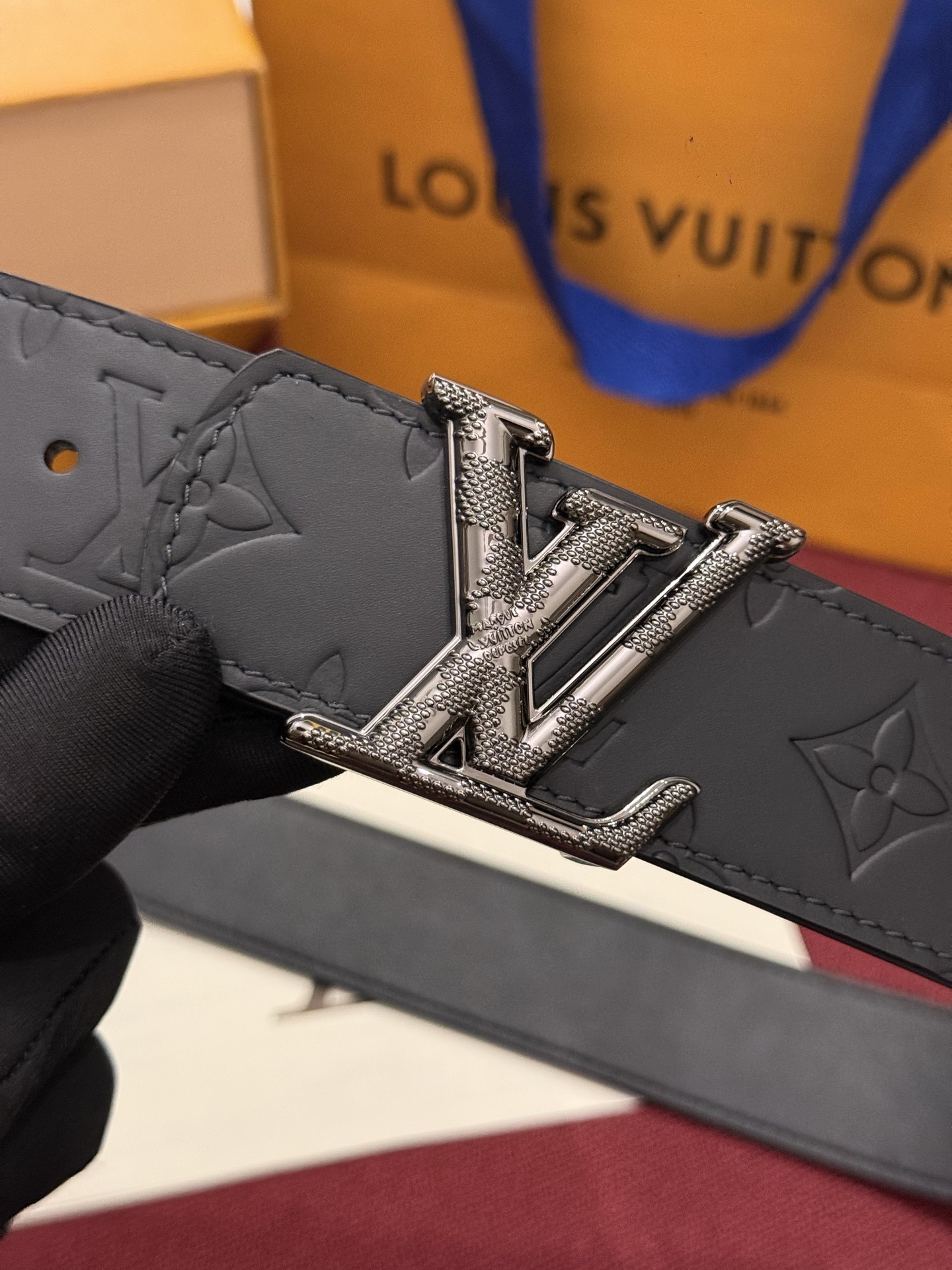 LV Dimension Drift 双面腰带以路易威登的经典素挥洒街头型格 Monogram 图案一面更显前卫锋芒 光滑皮革一面释放儒雅气息 精工雕琢的搭扣别出心裁 