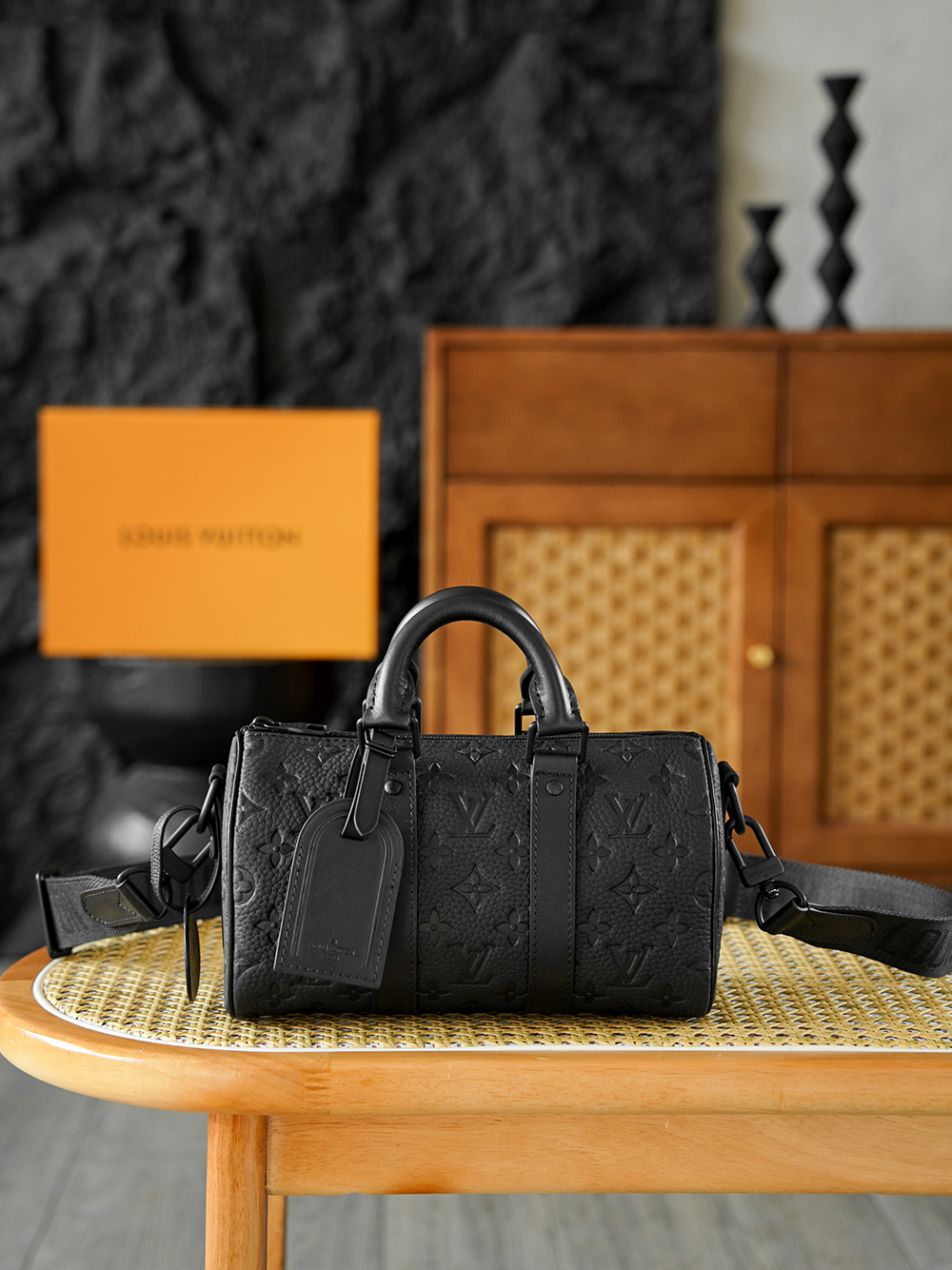 Keepall 25 全皮 M20900晶片碼可査詢 AS私品版Taurillon Monogram 牛皮邂逅精巧25cm尺寸 既是行走都市的隨身行囊 也是詮釋品味的時尚宣言 拆卸肩帶解鎖多元背攜管道 硬朗皮革飾邊勾勒俐落輪廓 通勤通勤的俐落隨行 到短途出行的精緻陪伴 讓每一次出門 都成為一場自帶格調的奔赴 五金 厚镀24k全鋼尺寸 15*11*25cm