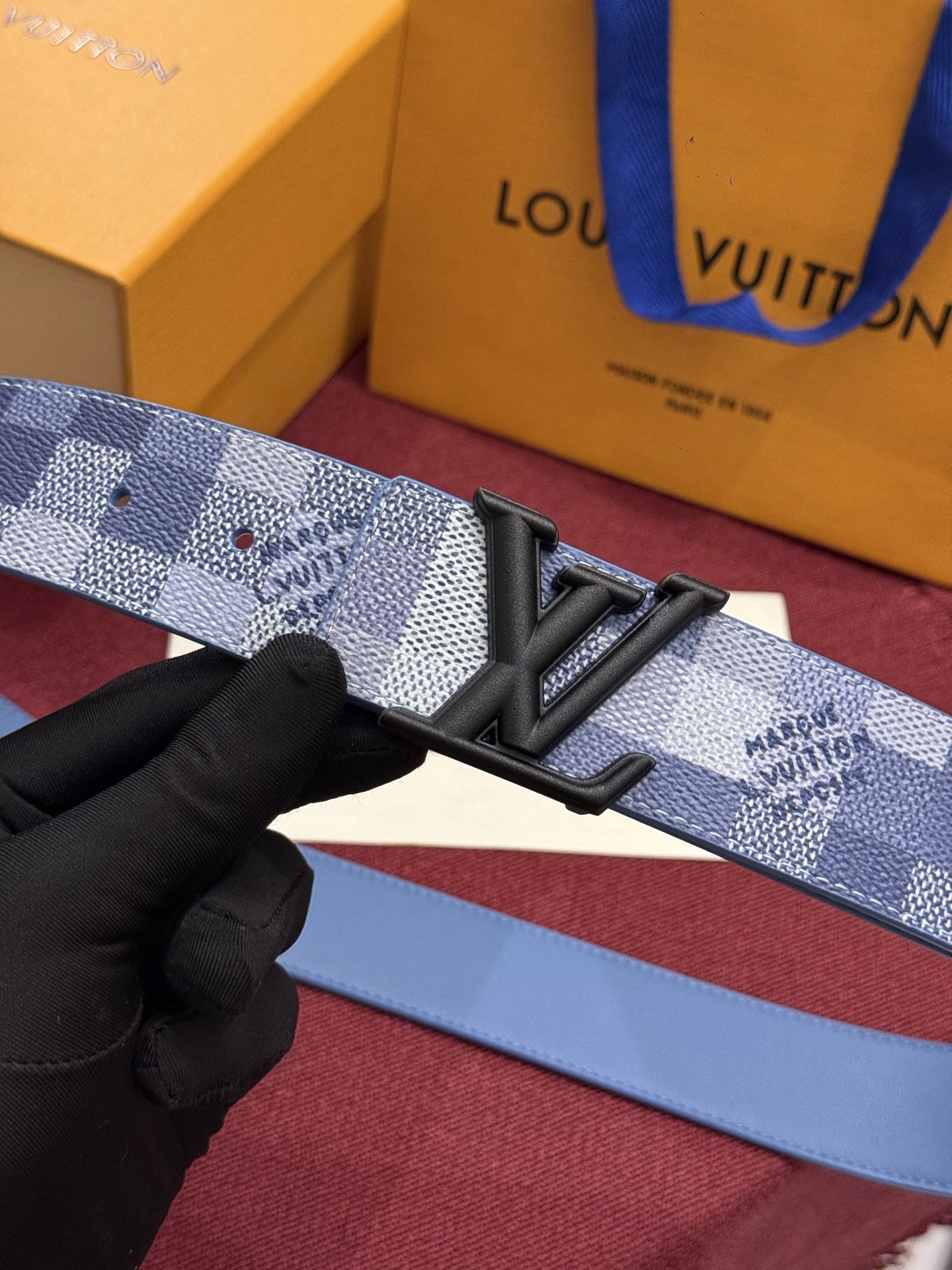 这款时尚前卫的 LV Initiales Damoflage 40mm 可翻转腰带重新注入了经典品牌素的现代气息 