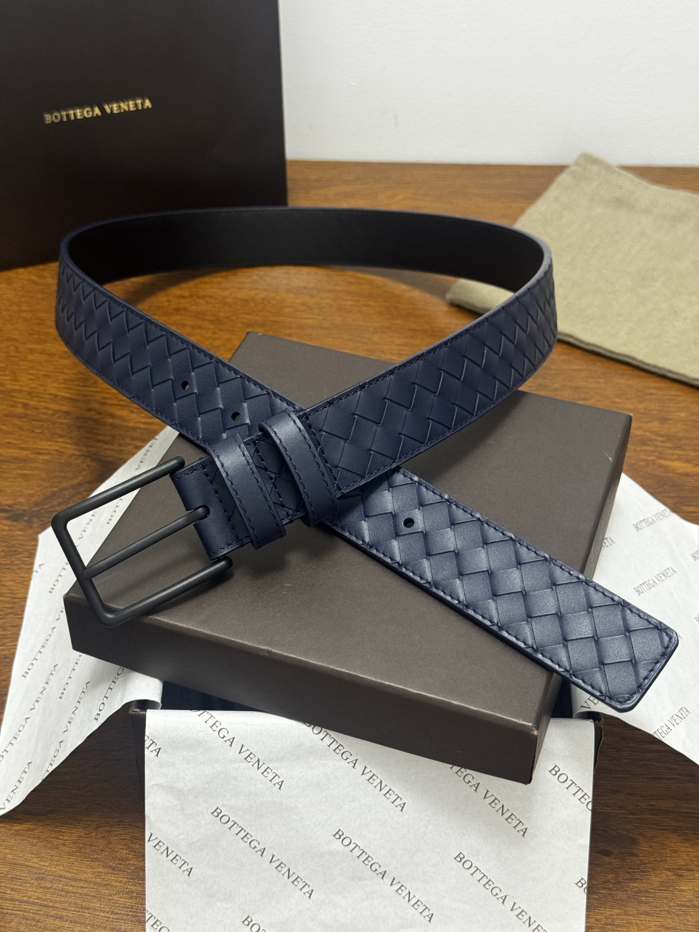 BOTTEGA VENETA 3.5cm 蓝小牛皮皮革手工编织 手工编织新款牛皮经典之作 每个细节都体现出至高的品味和格调 整体造型增添优雅韵味 低调奢华的典范 优雅迷人气息且精致的手工艺制作 