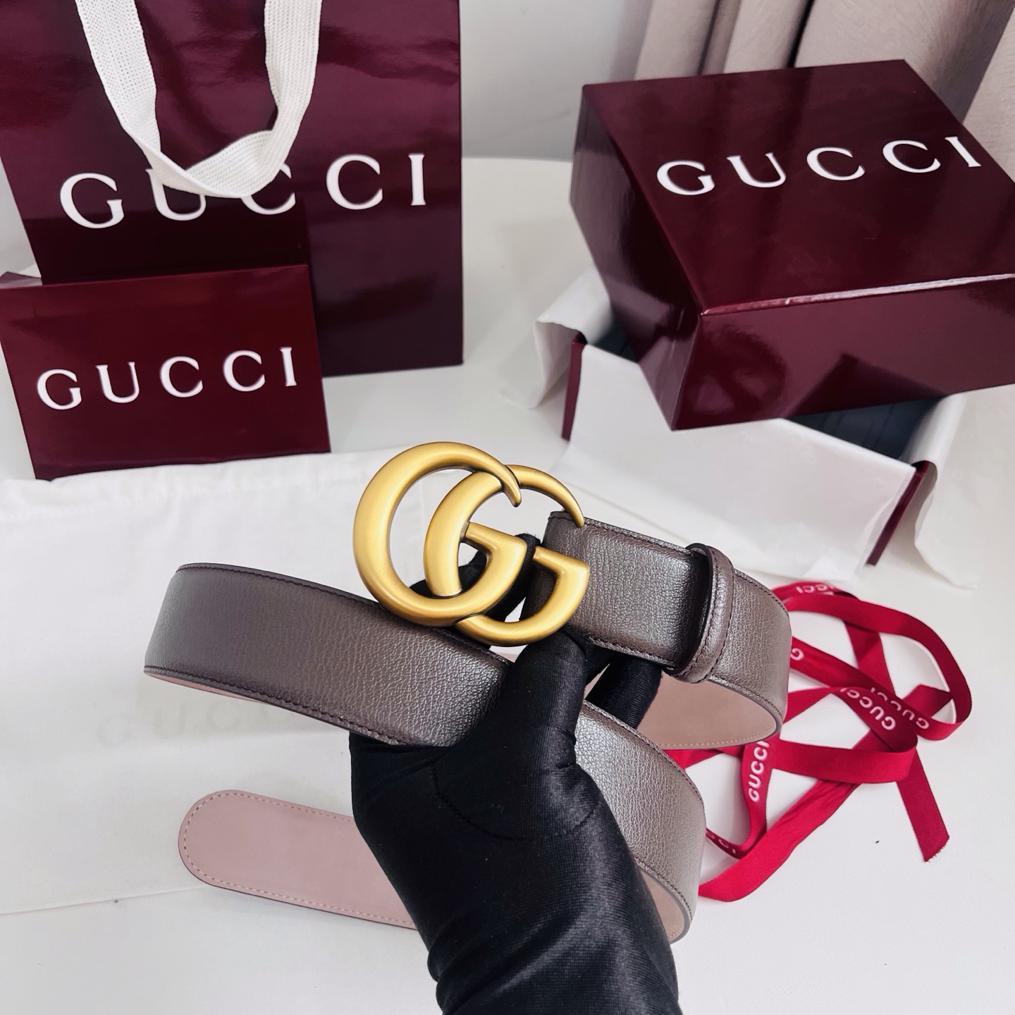新款 Generation Gucci深入探究了品牌的档案编码 并将不同世代的设计素融合为一体 形成一种独特的美学叙事 女式腰带重新诠释了该品牌标志性的图案之一——双 G 搭扣 采用简洁 平直的轮廓设计 4.0cm
