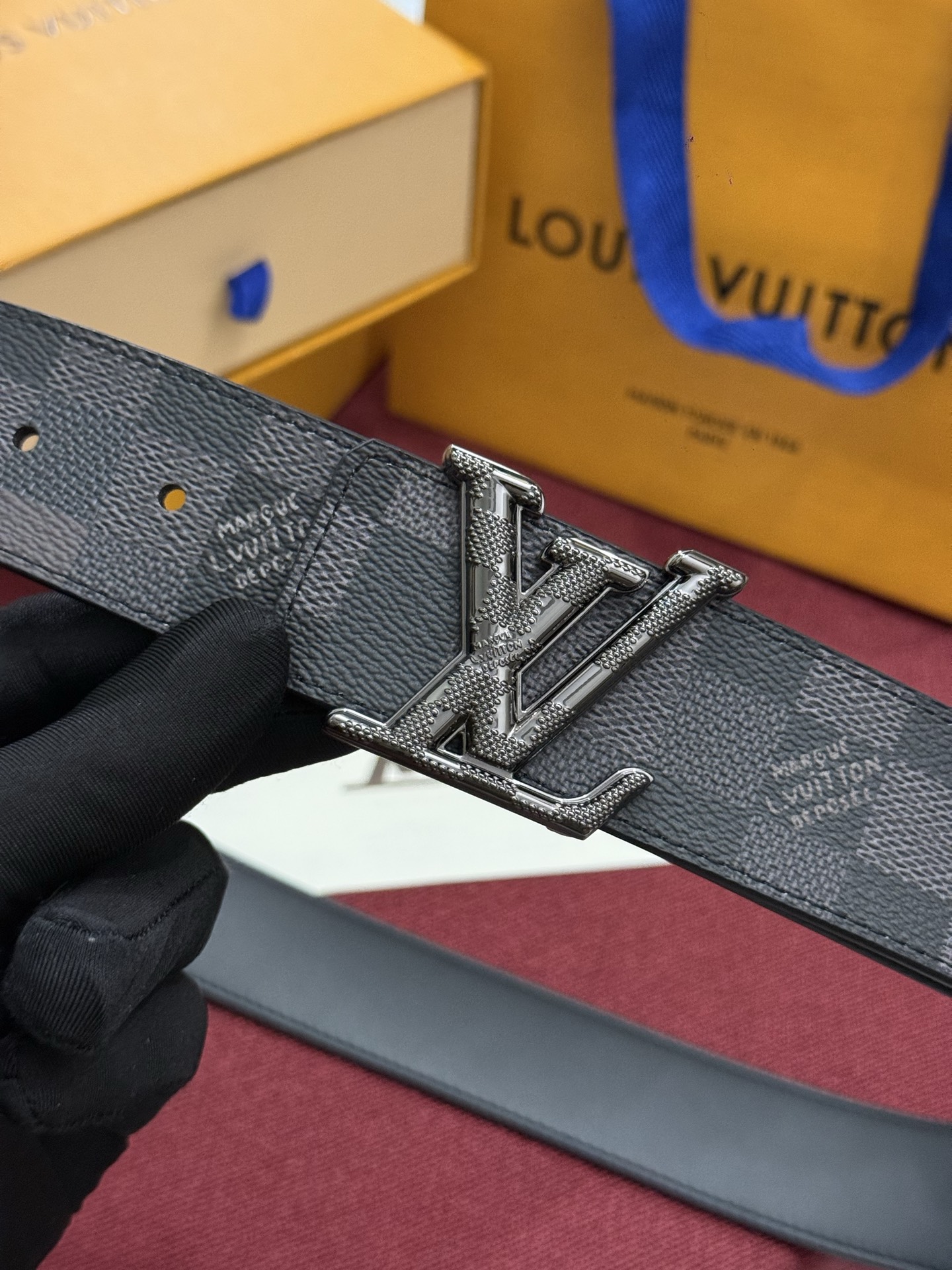 这款时尚前卫的 LV Initiales Damoflage 40mm 可翻转腰带重新注入了经典品牌素的现代气息 