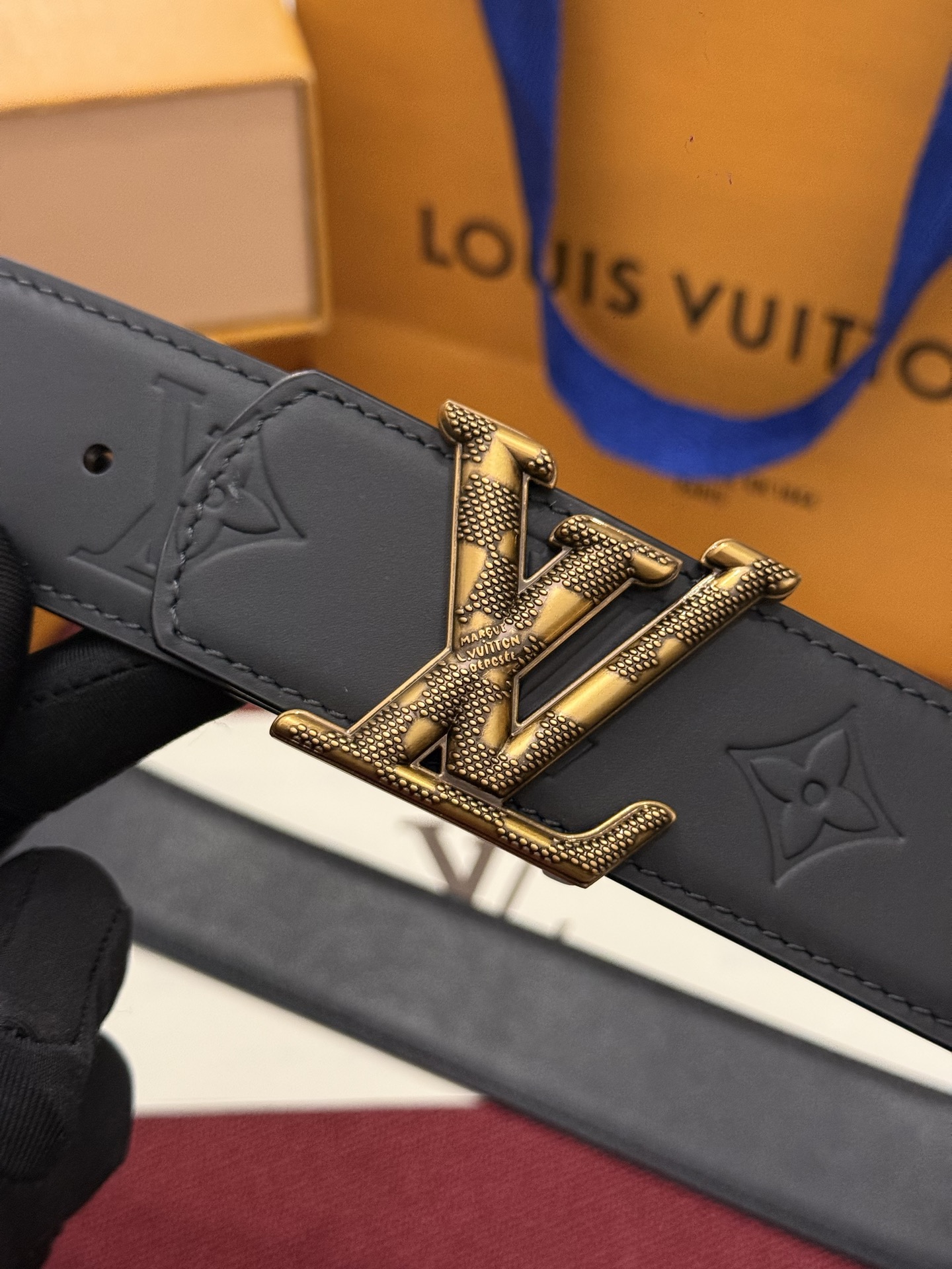 LV Dimension Drift 双面腰带以路易威登的经典素挥洒街头型格 Monogram 图案一面更显前卫锋芒 光滑皮革一面释放儒雅气息 精工雕琢的搭扣别出心裁 