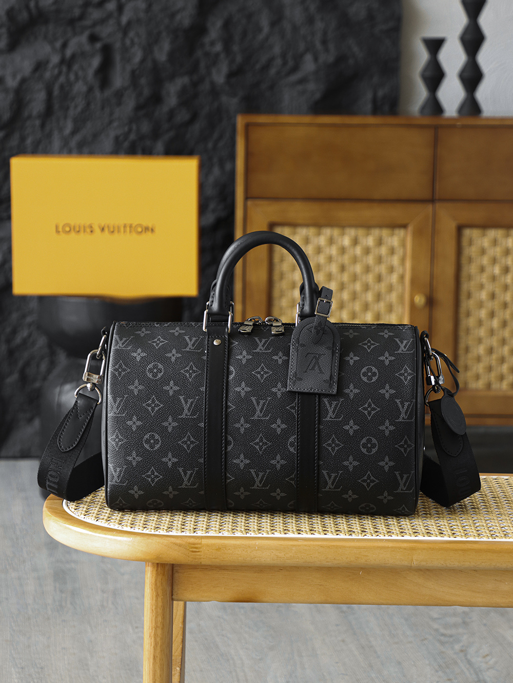  KEEPALL 35手袋 M46655晶片碼可査詢 AS私品版百年基因淬煉的容貌值巔峰 標誌性元素不張揚卻極具辨識度 Keepall Bandouliere 35黑武士 立體剪裁讓包身挺括有型 背身時肩帶弧度貼合肩線 手提時手柄線條利落 讓男士輕鬆拿捏不刻意的帥 五金 厚镀24k全鋼尺寸 21*16*34cm