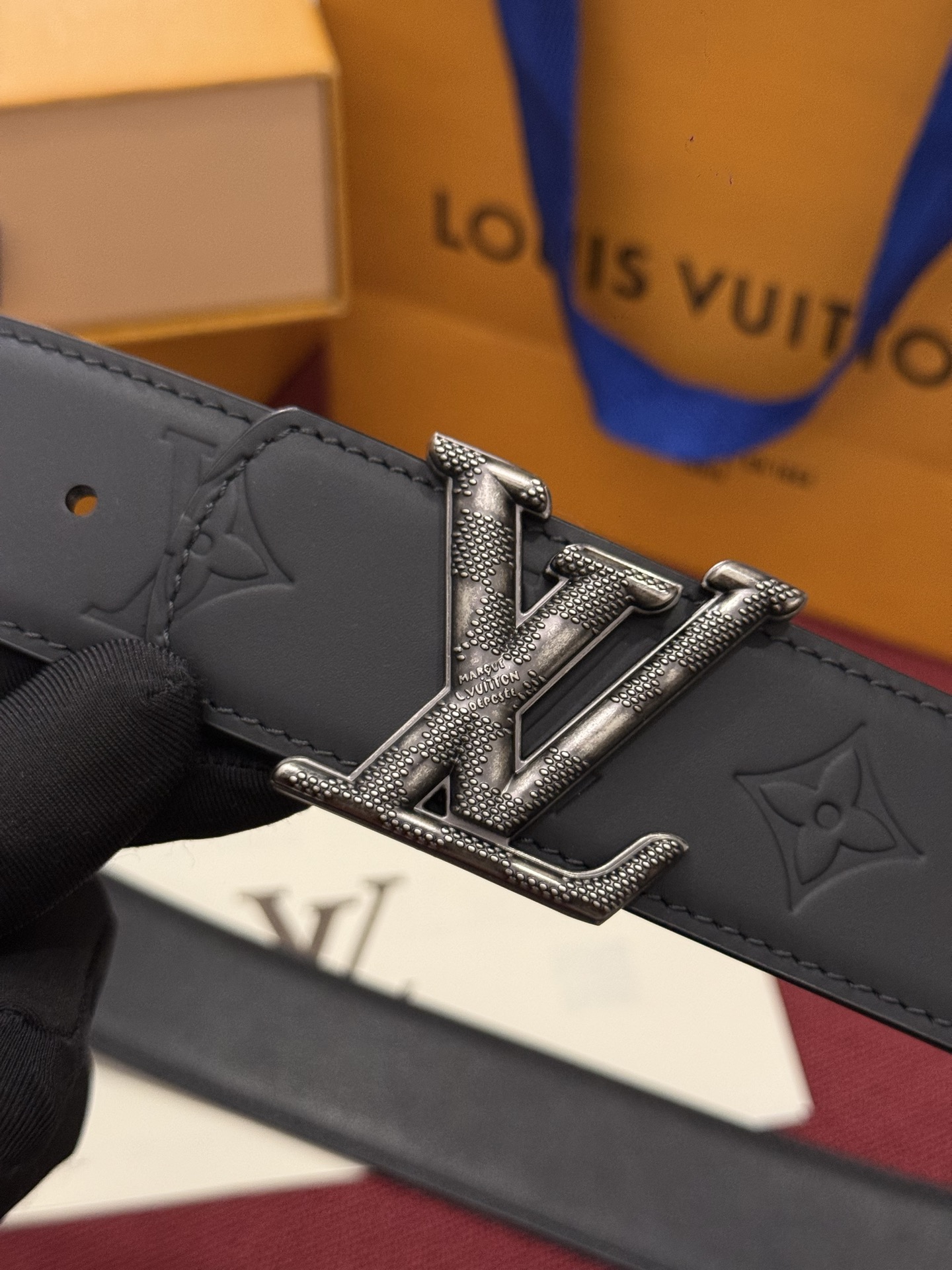 LV Dimension Drift 双面腰带以路易威登的经典素挥洒街头型格 Monogram 图案一面更显前卫锋芒 光滑皮革一面释放儒雅气息 精工雕琢的搭扣别出心裁 