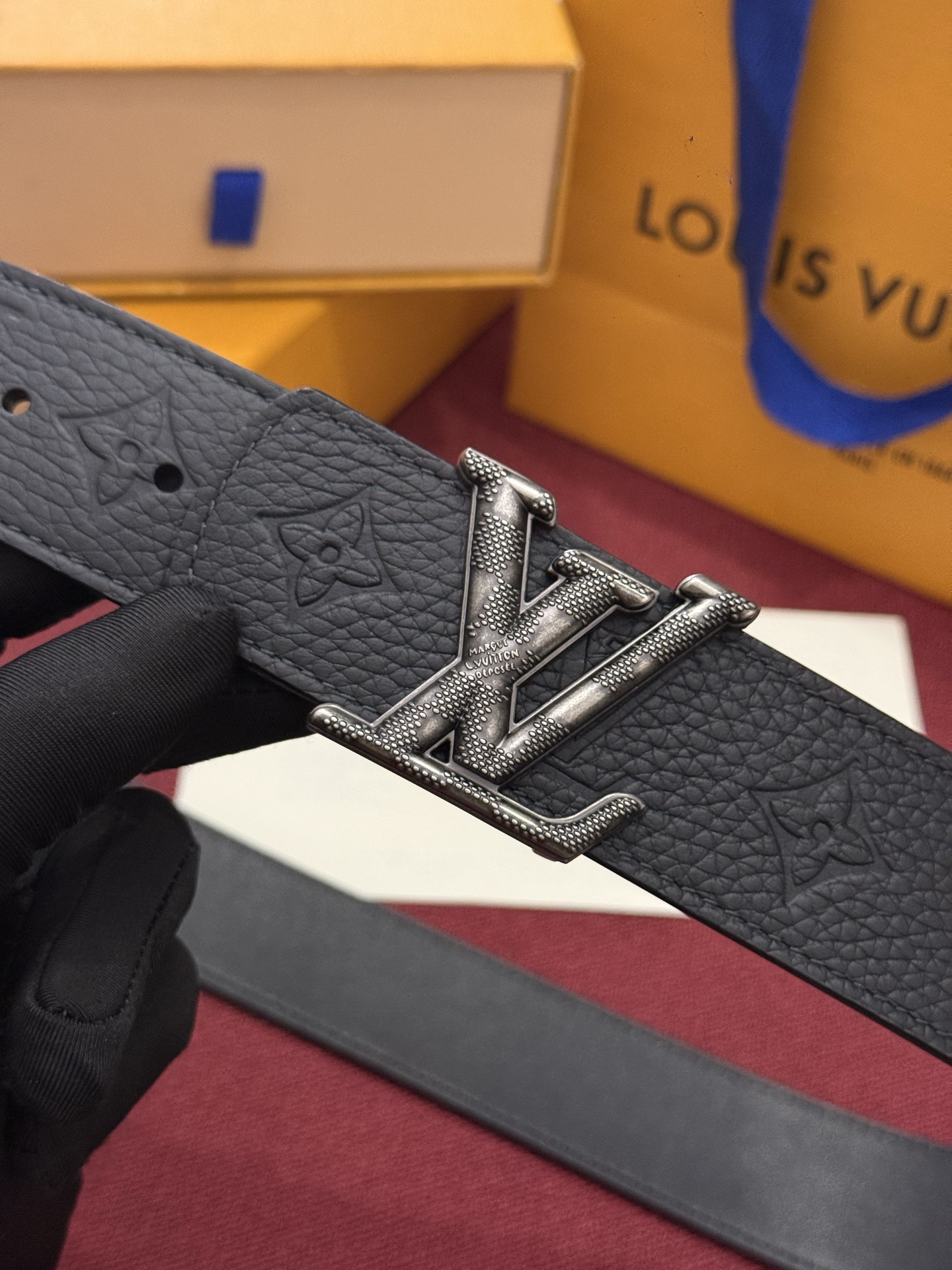 LV Dimension Drift 双面腰带以路易威登的经典素挥洒街头型格 Monogram 图案一面更显前卫锋芒 光滑皮革一面释放儒雅气息 精工雕琢的搭扣别出心裁 